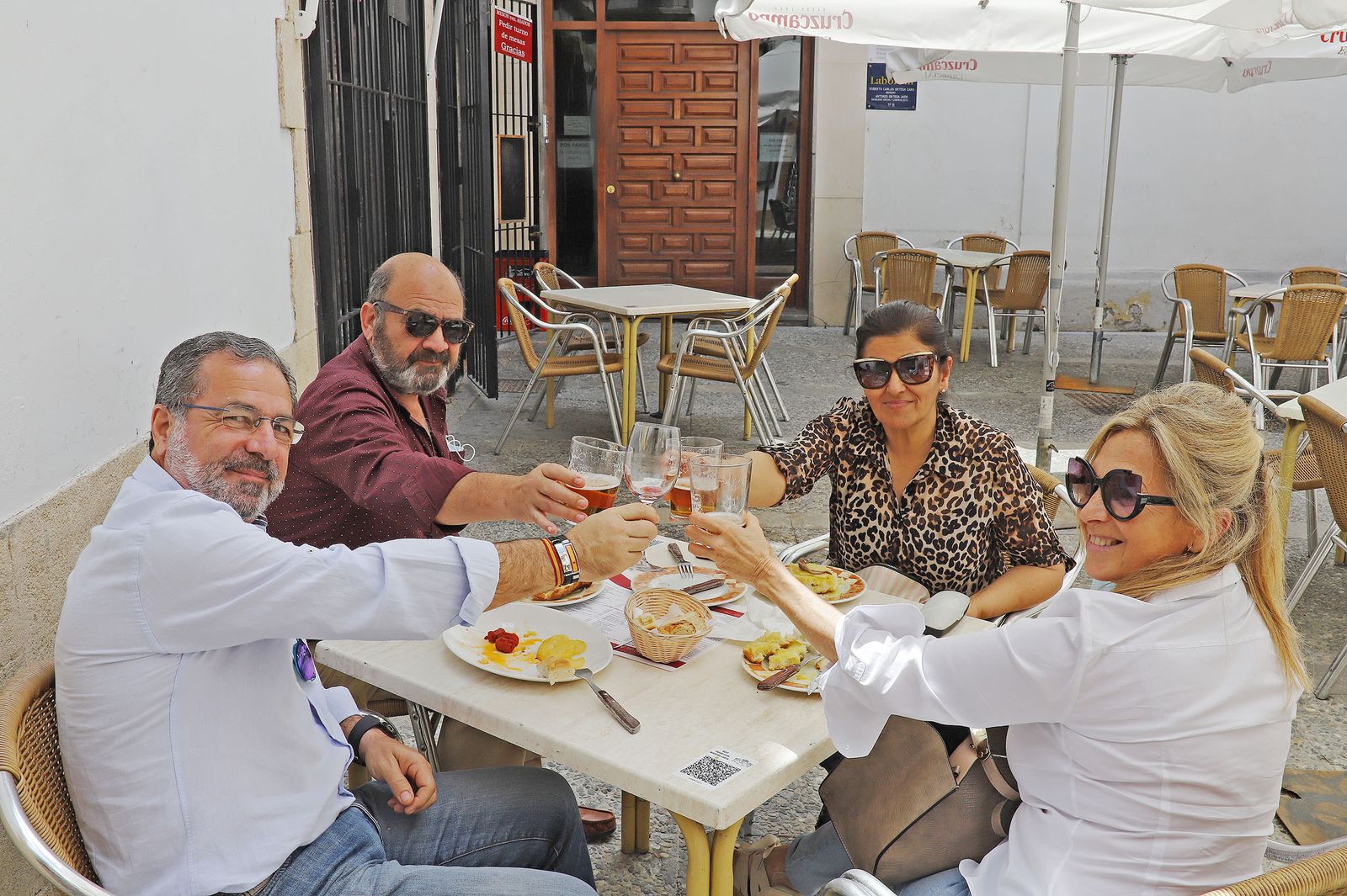 Imágenes de restaurantes y bares que comienzan la reapertura