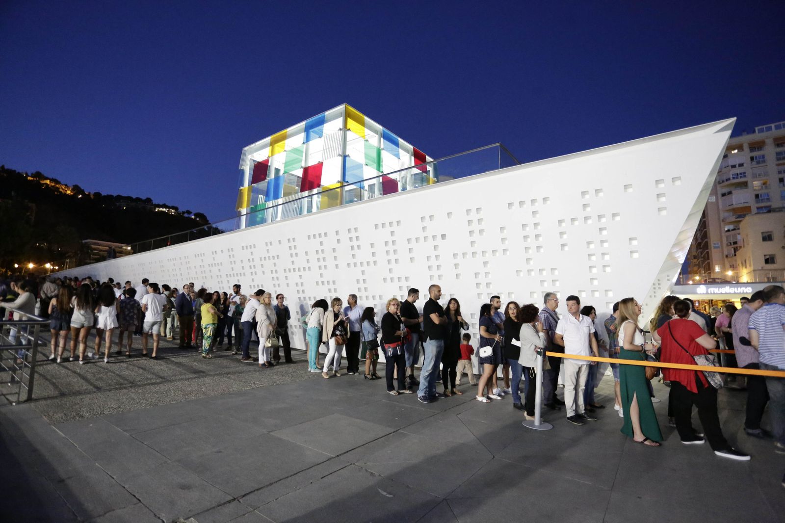 Colas en el Pompidou para la Noche en Blanco.