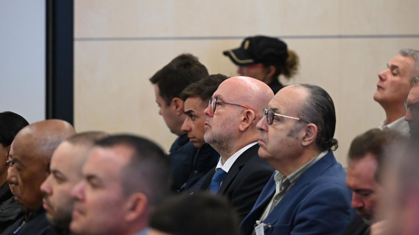 Gonzalo Boye, en el banquillo, este lunes.