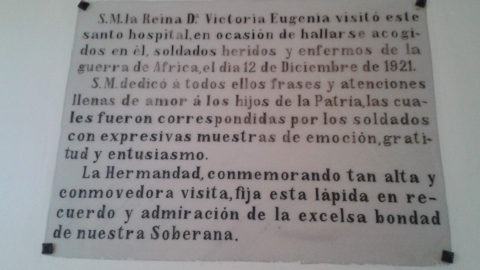 Placa de la visita real en el Hospital del Refugio.