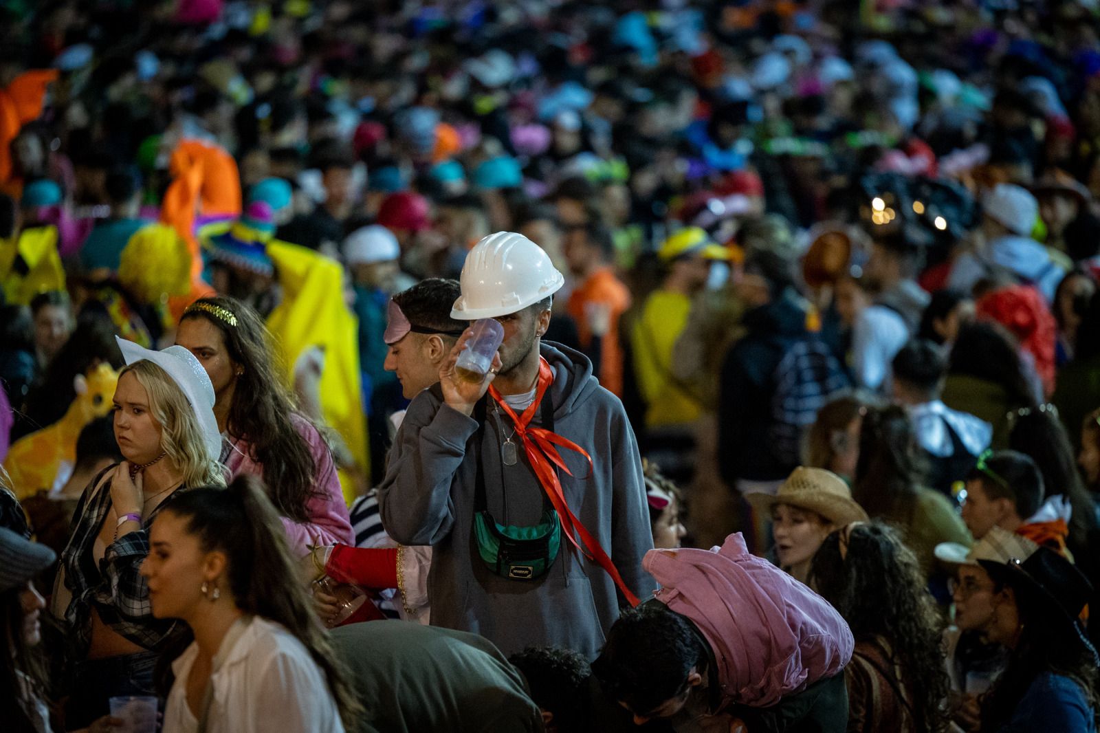 Sábado de Carnaval: La plaza de la Catedral vuelve a concentrar el macrobotellón en Cádiz