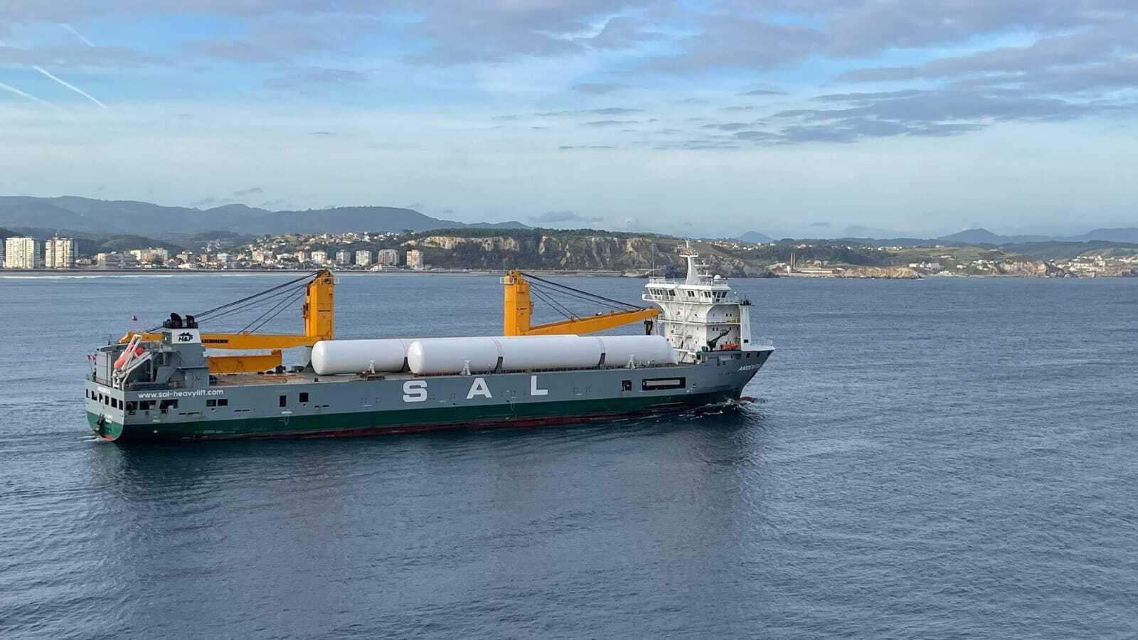 El buque "Amoenitas" navegando hacia la Bahía de Algeciras