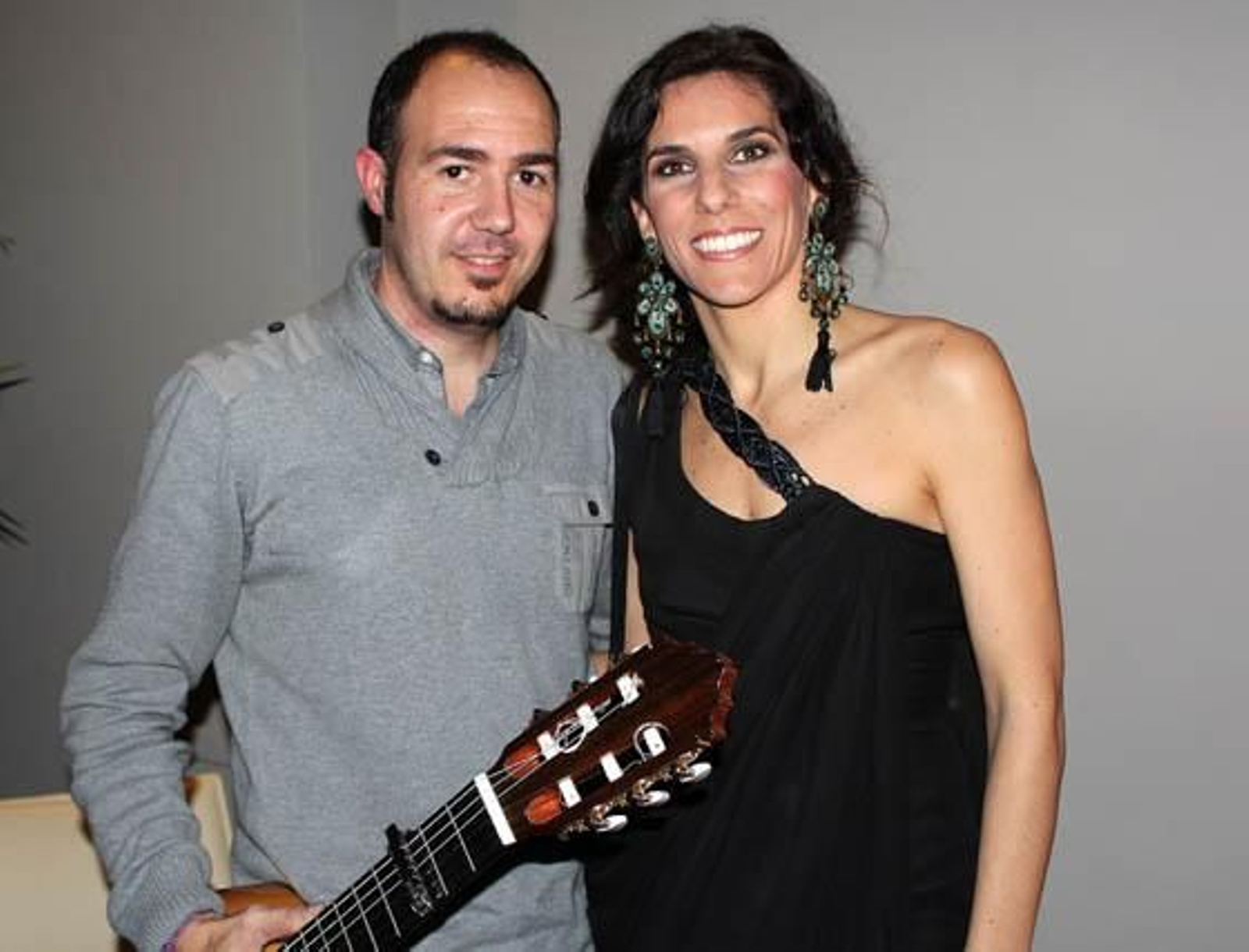 El guitarrista Sergio Gallardo y Consuelo Barroso, que cantó en directo,  con diseño de Juan Vara.

Foto: Victoria Ramírez