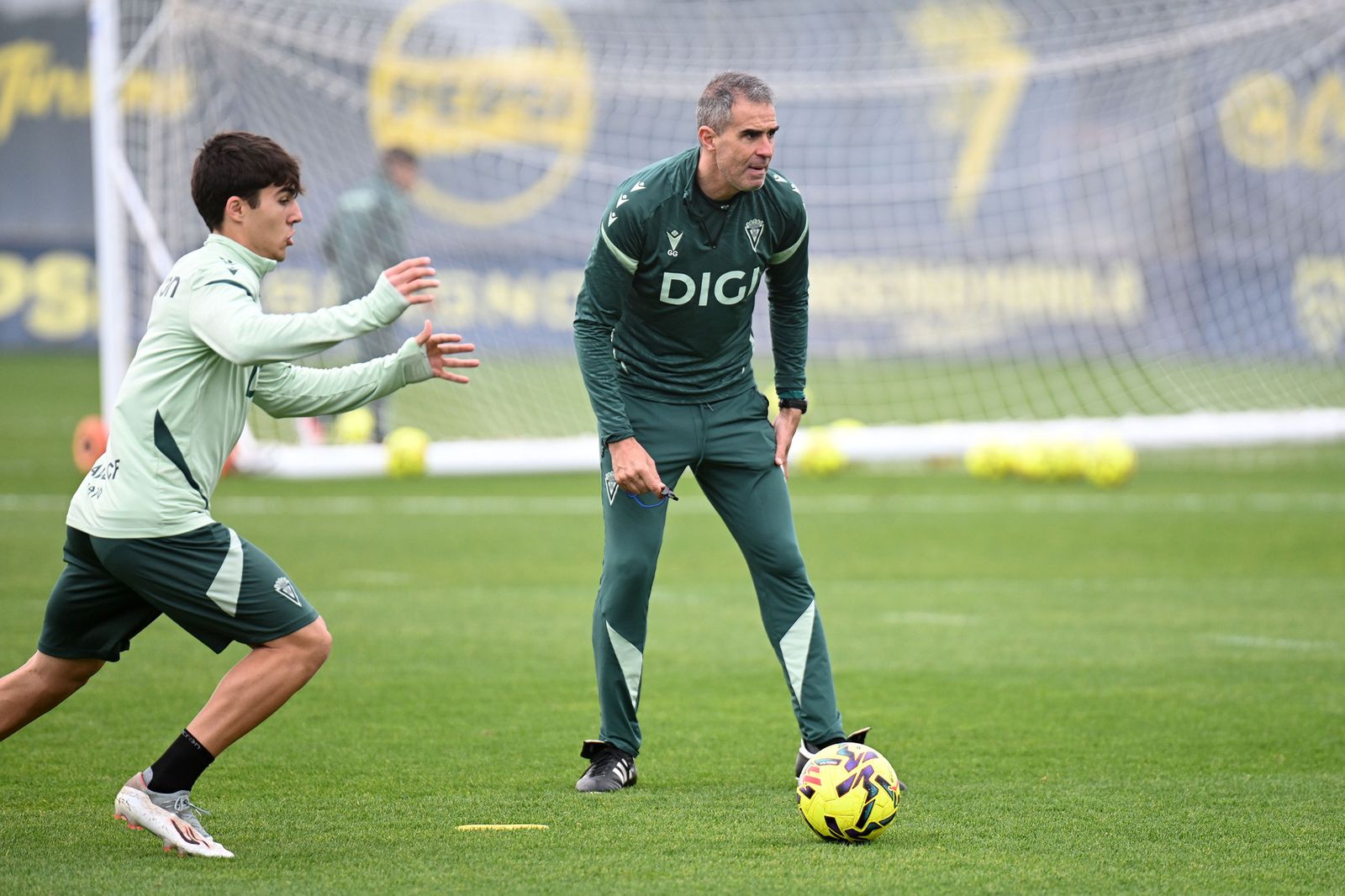 Garitano atento durante la sesión del viernes en El Rosal.