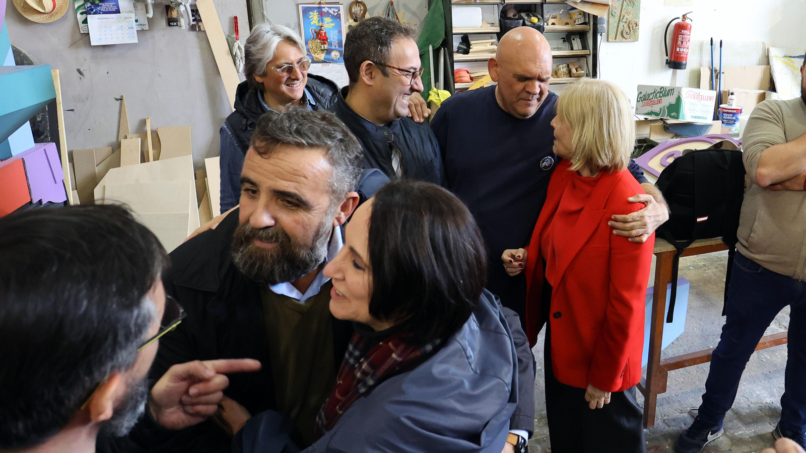 Los Reyes Magos visitan sus carrozas en el taller de Fiestas de Jerez