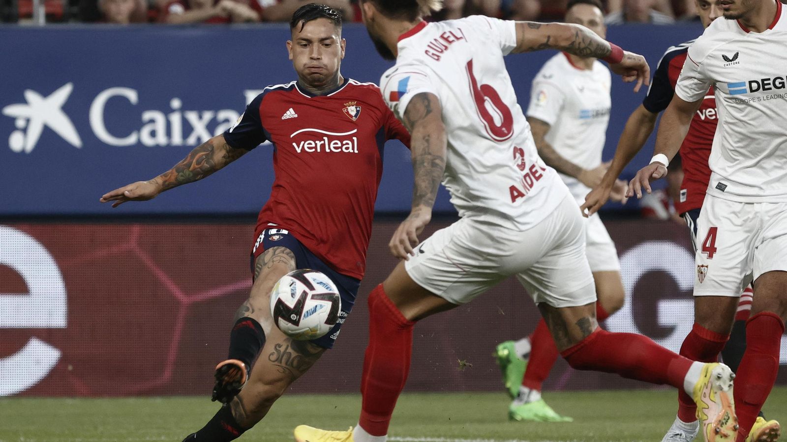 Gudelj le entra driblado a Chimy Ávila en la ocasión clara del argentino en el primer minuto.