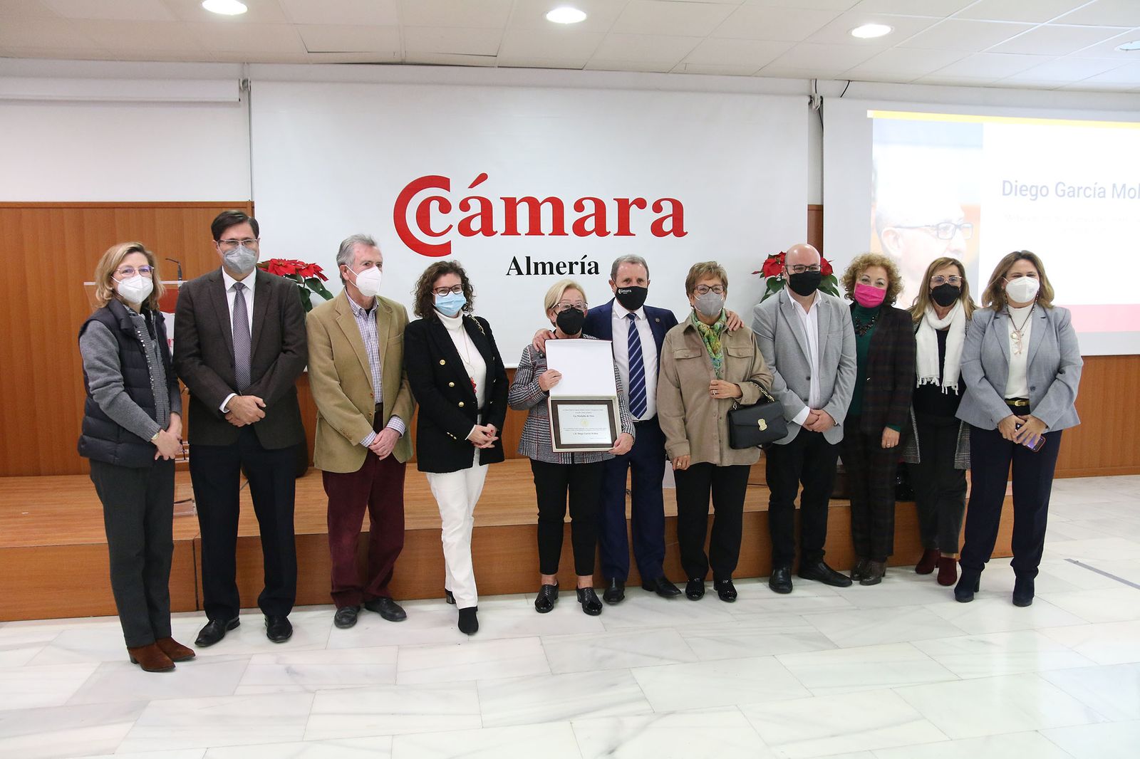 Foto de familia de la Medalla de Oro al Mérito Cameral a título póstumo para Diego García, que ha sido recogido por su madre María Molina.