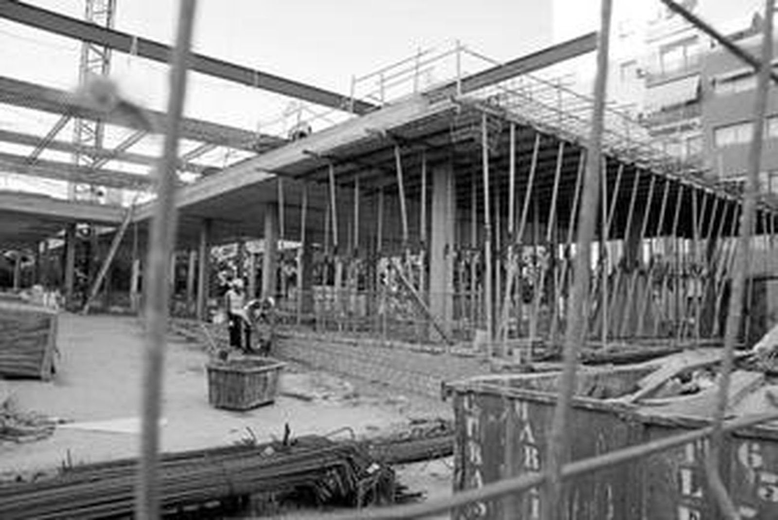 Dos obreros trabajan en las obras de la comisaría del distrito Macarena, ayer por la tarde.