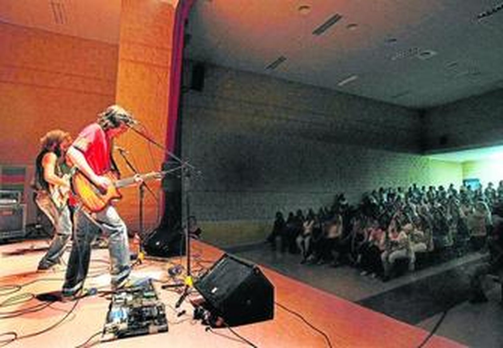 Los Delinqüentes, ayer, durante la actuación que ofrecieron a un grupo de internos en Puerto III.