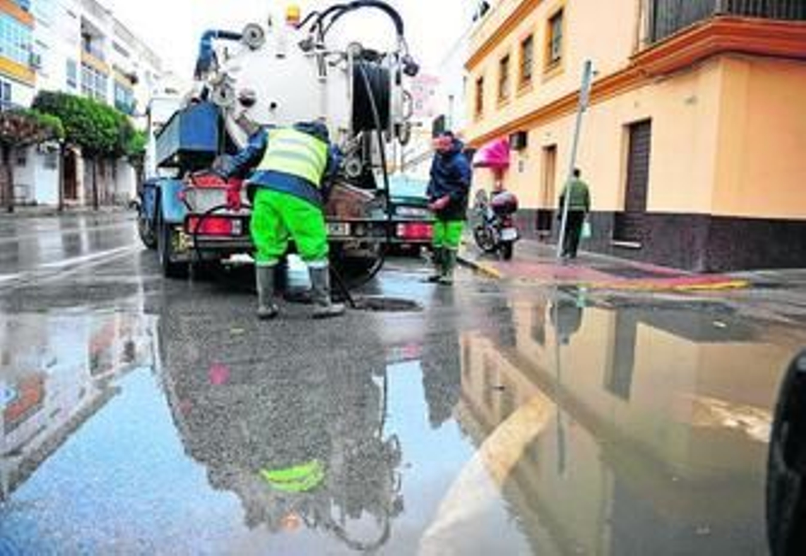 Un camión con operarios del servicios de mantenimiento de alcantarillado, en faena.
