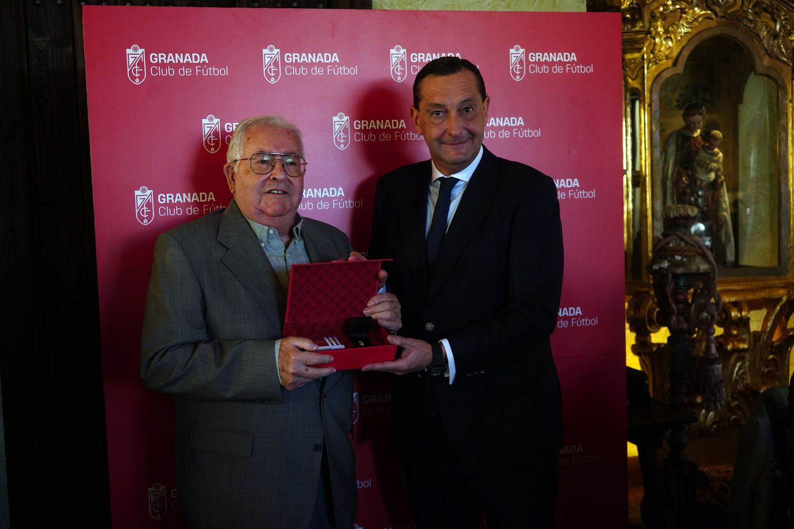 Las mejores imágenes del acto a los abonados del Granada CF con 25 y 50 años de antigüedad