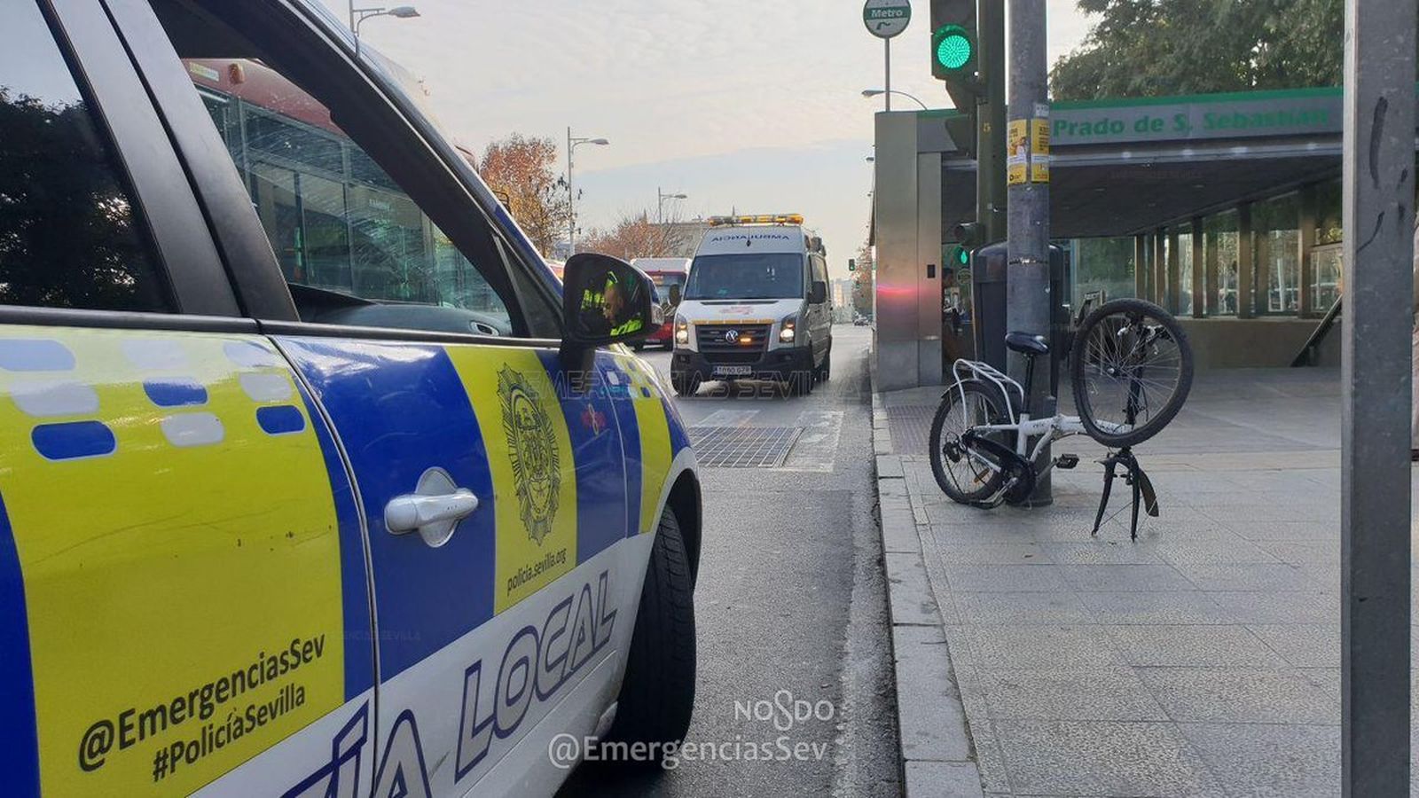 Un coche de la Policía Local, con la bicicleta involucrada en el accidente al fondo.