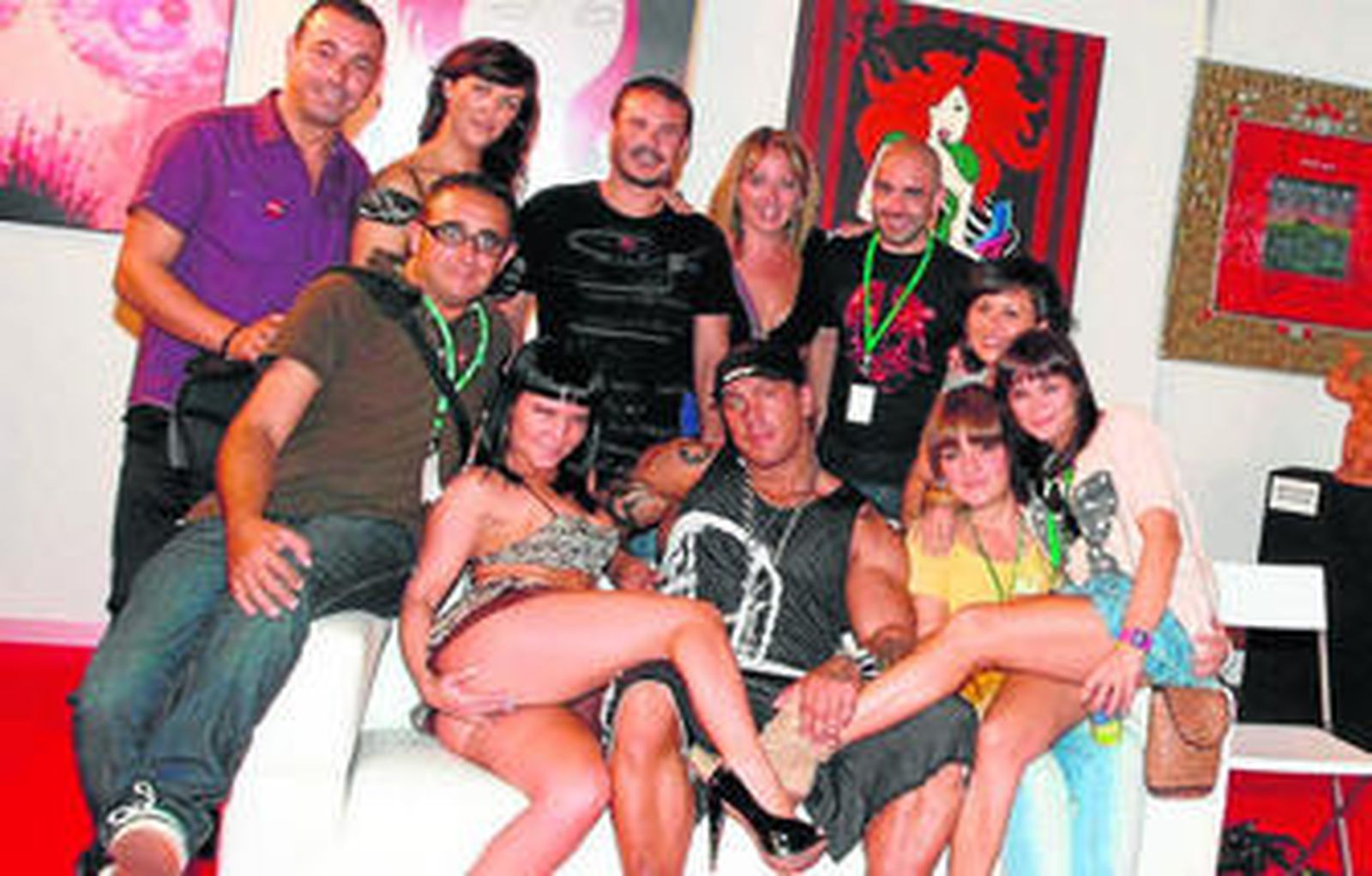 Artistas de 'Sex-upone' y miembros de Cultura Levadura posan con las estrellas porno Virginia Mayo y Diésel.