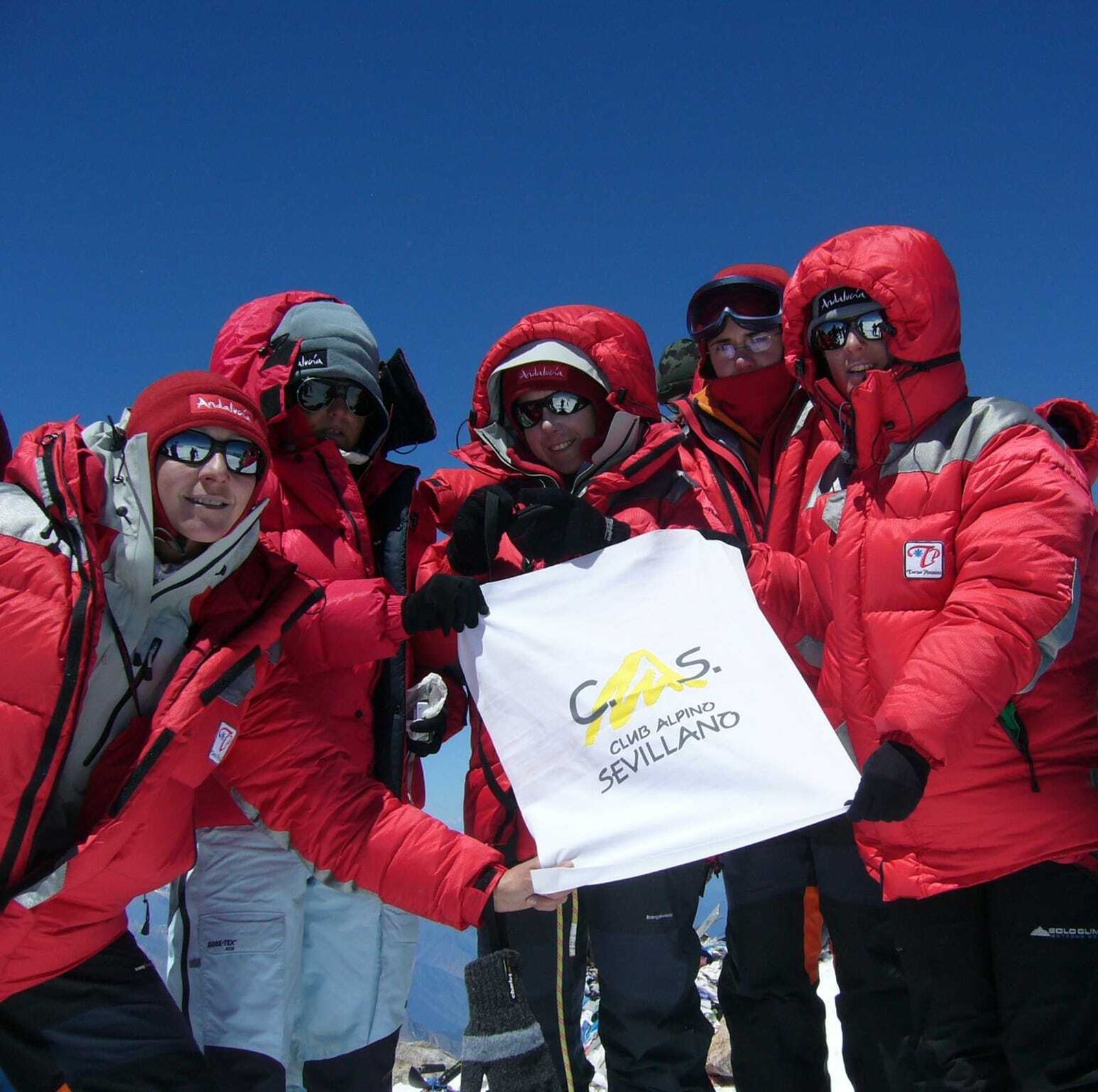 Varios miembros del Alpino sujetan una bandera con el logo del club durante una expedición al monte Elbrus en el año 2007.