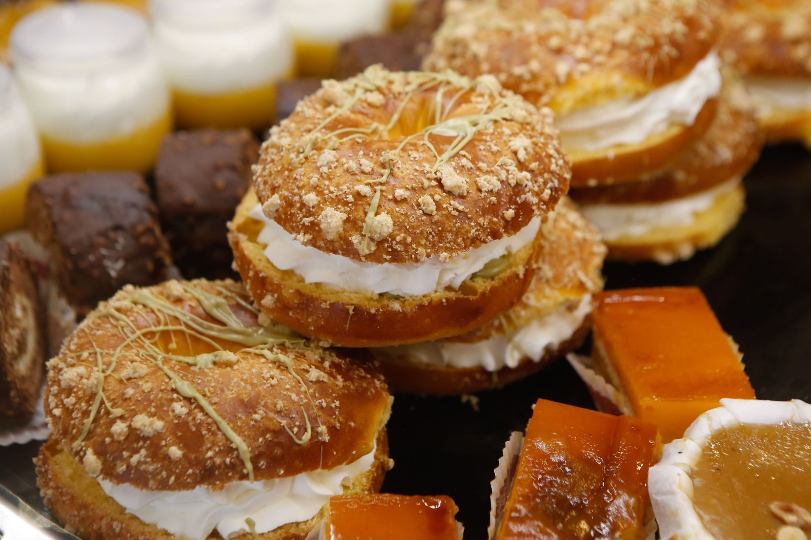 Fotos de la elaboración artesana del roscón de Reyes en la pastelería La Tarifeña