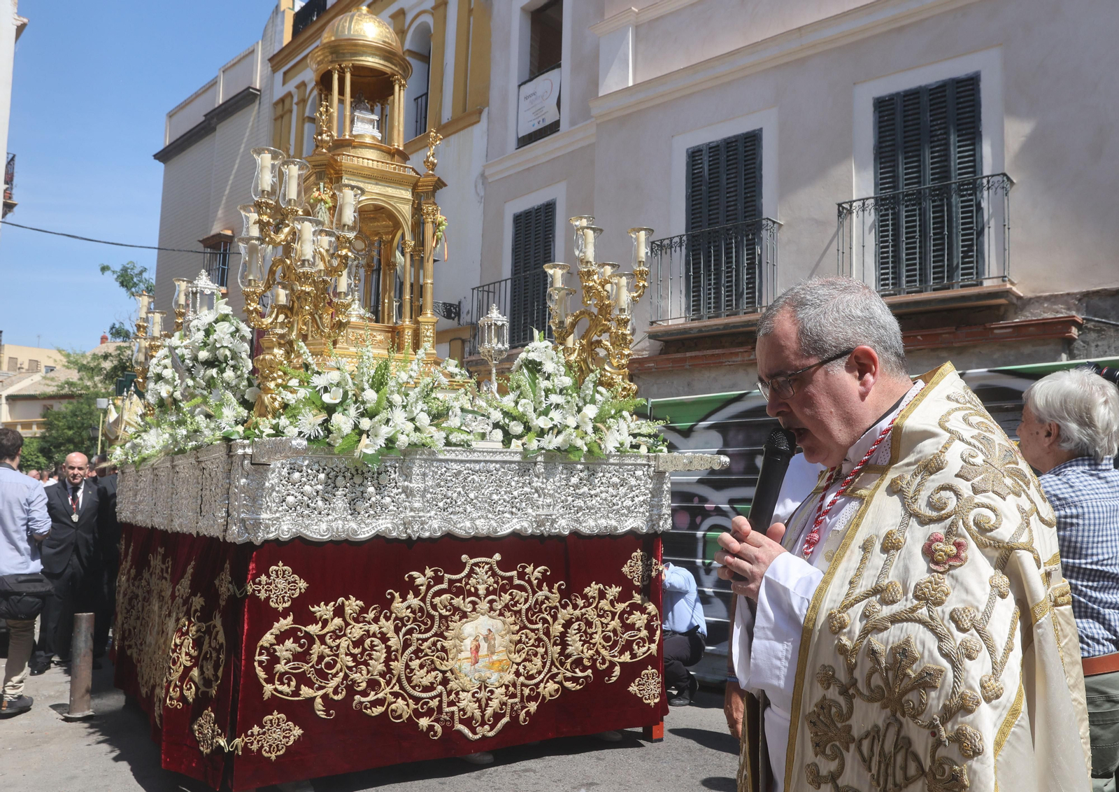 Salida de la procesión eucarística extraordinaria de la Amargura