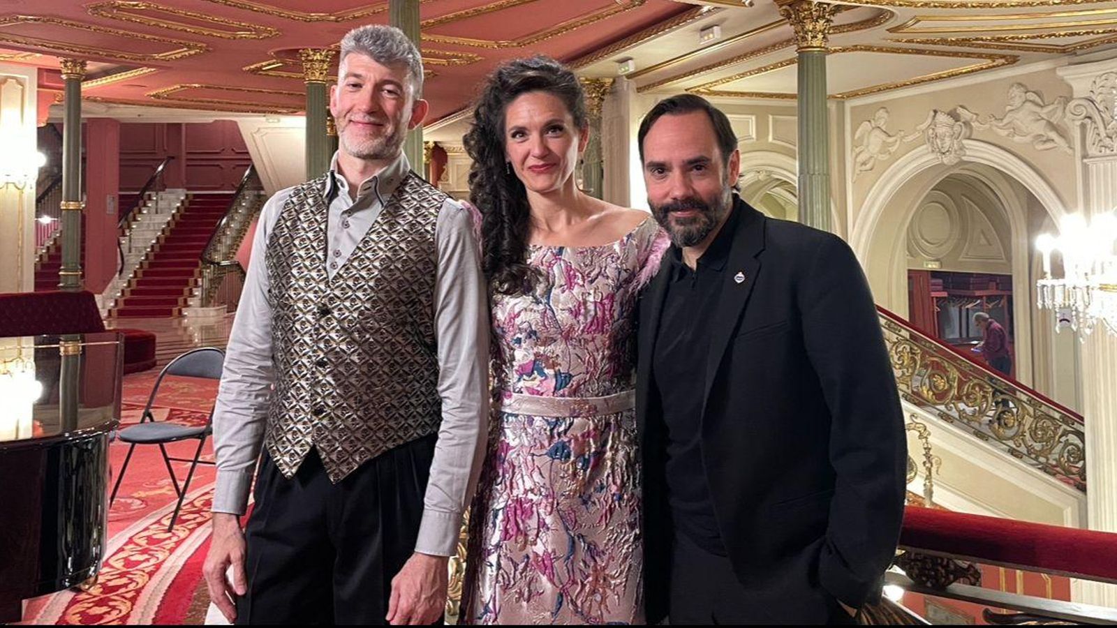 El musicólogo Carlos Ímaz, Vanessa Goikoetxea y Rubén Fernández Aguirre en el Teatro Arriaga de Bilbao