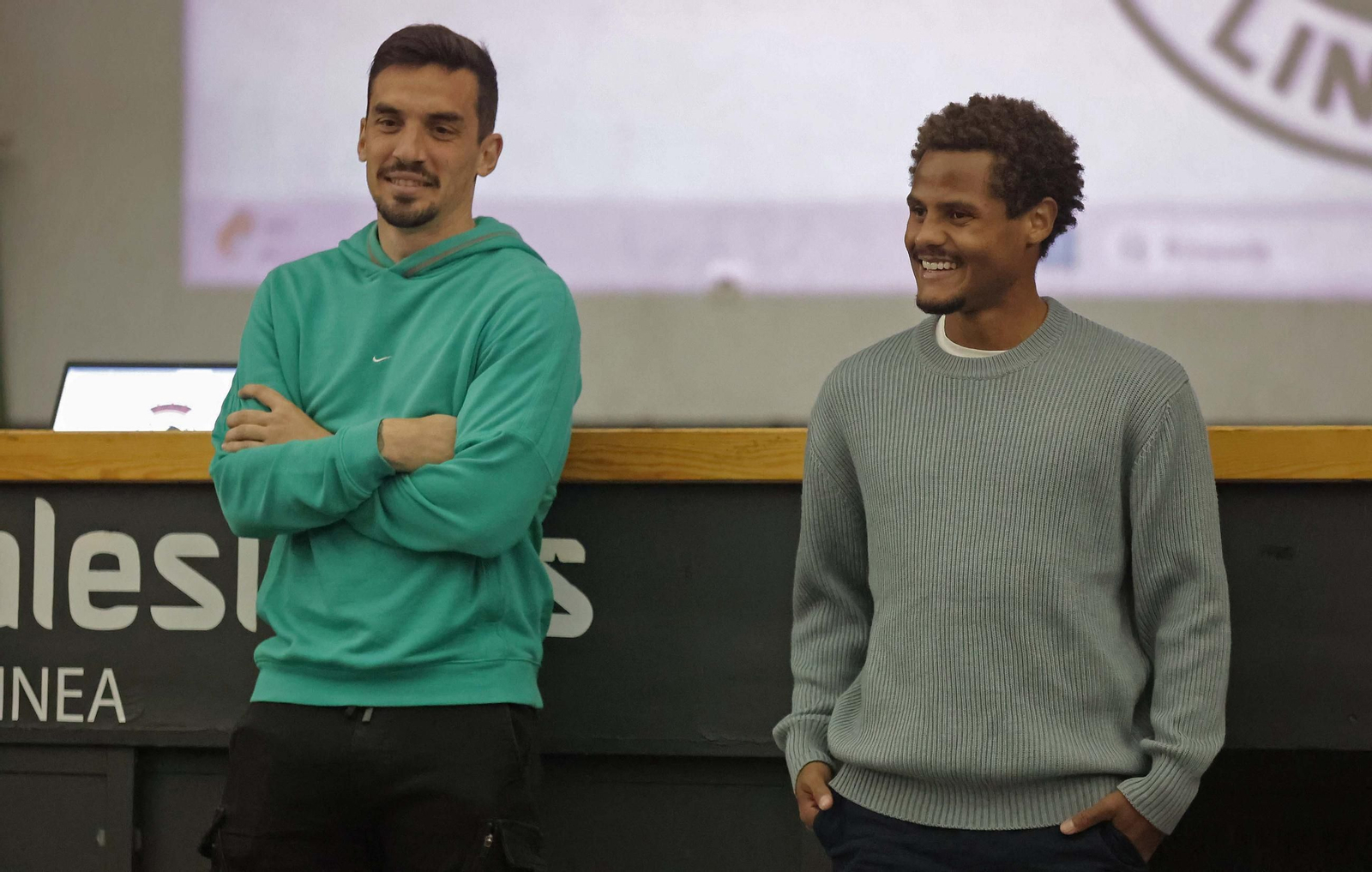 Las fotos de la visita de los jugadores de la Balona al colegio Salesianos de La Línea