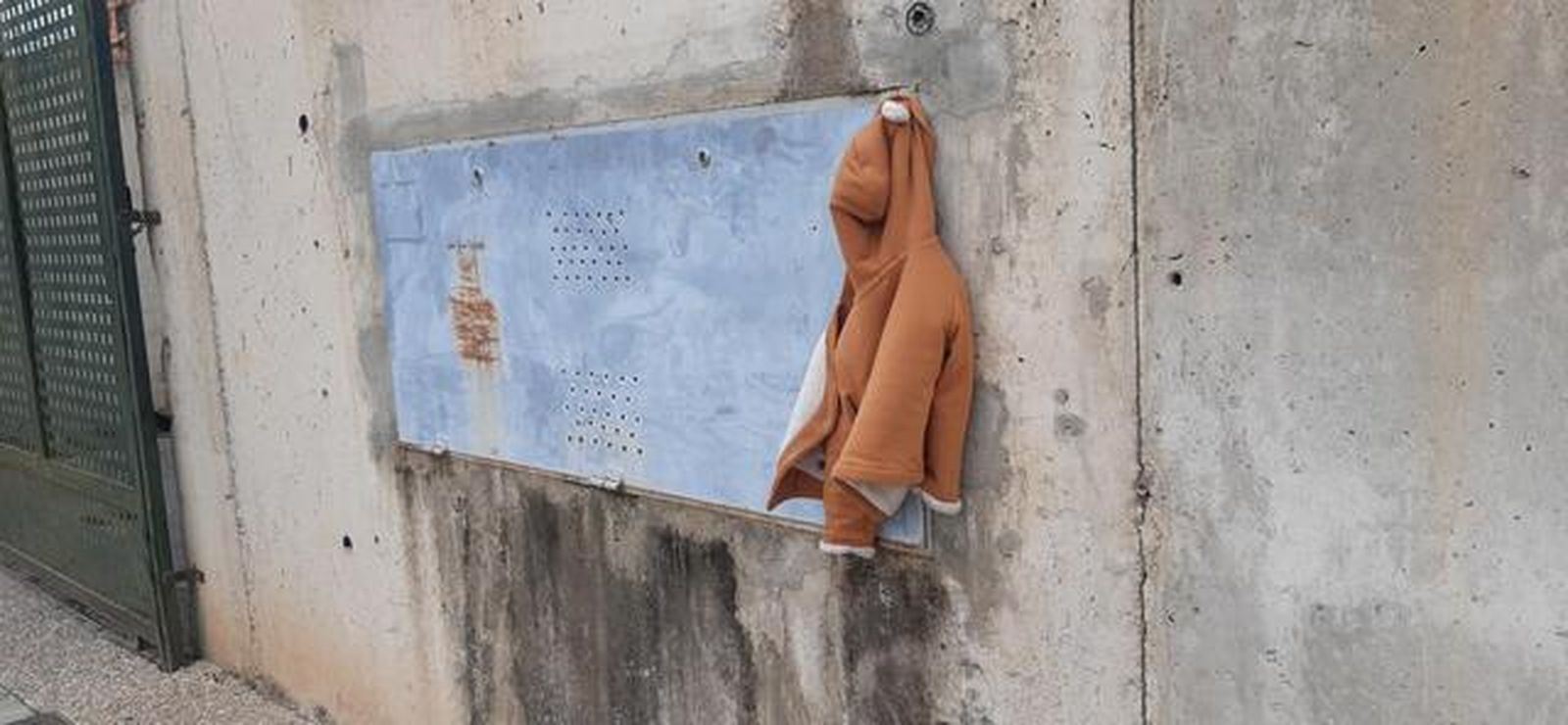 Con estos calores se cuelgan los abrigos... donde sea