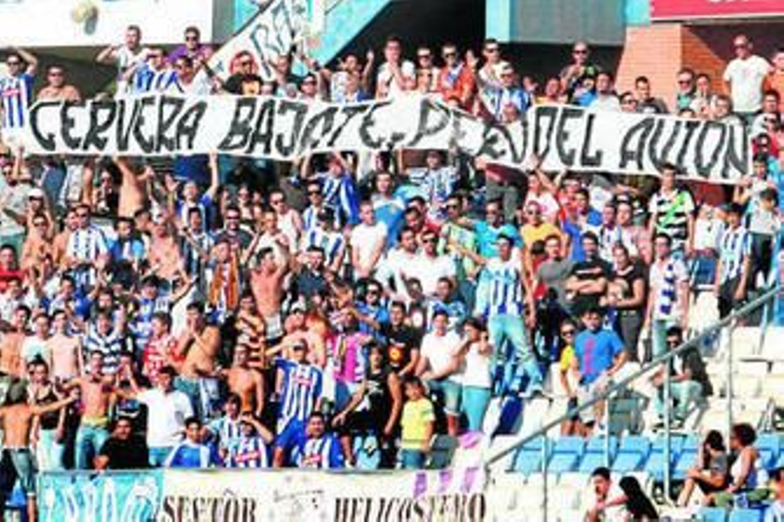 1. Los aficionados de la grada 20 de diciembre sacaron una pancarta recordando el incidente de la marcha de Álvaro Cervera del Recreativo.   2. El Nuevo Colombino presentó una gran afluencia de público 3. Dimas y Arana celebraron de este modo el segundo tanto albiazul. 4. El colegiado fue muy discutido por los tinerfeñistas. 5. La ilusión se ha apoderado de la afición onubense. 6. La plantilla lanzó un mensaje de apoyo al lesionado Josmar Zambrano. 7. Linares trabajó duro aunque no vio puerta.