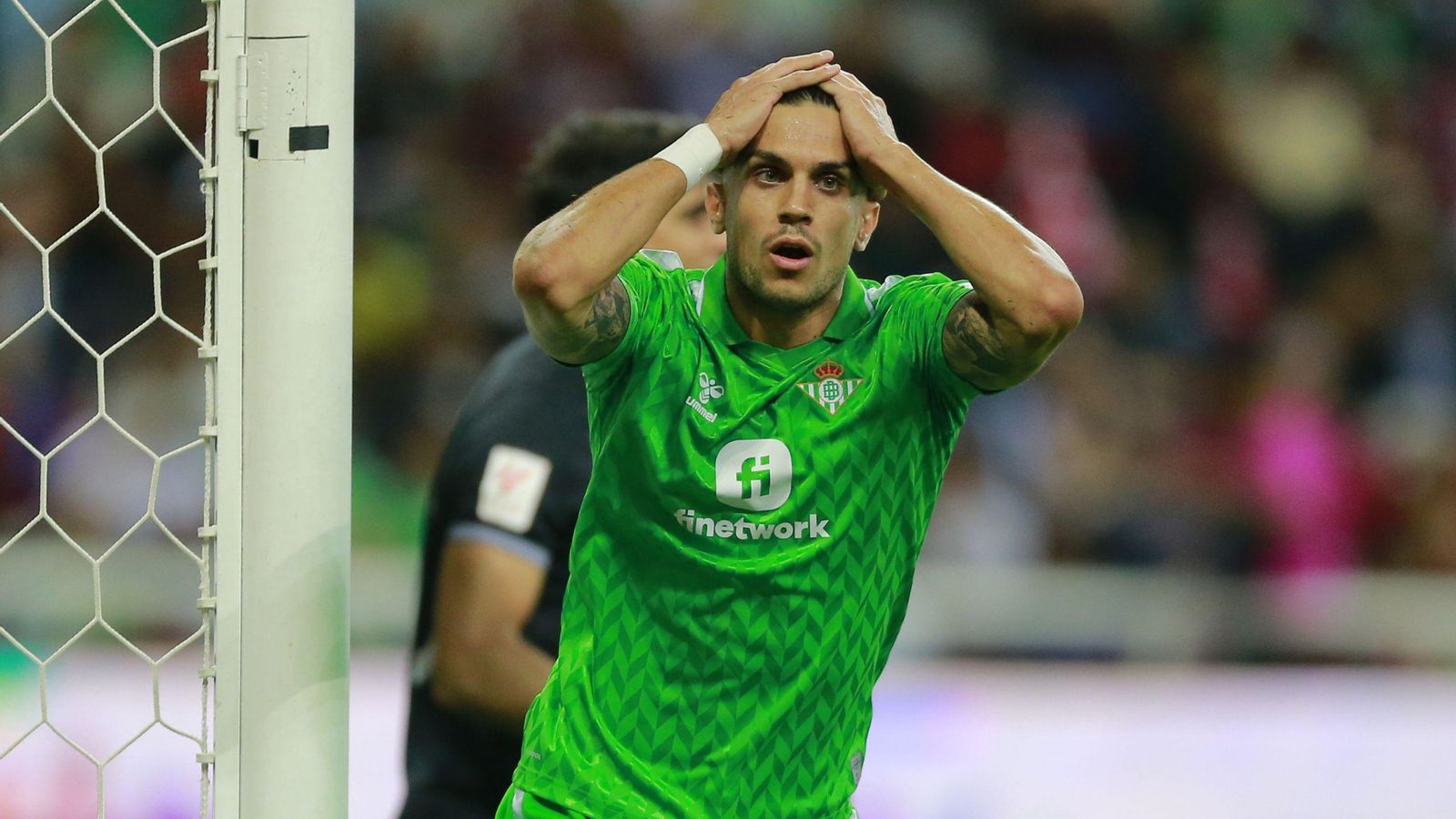 Bartra se echa las manos a la cabeza tras rematar un córner con todo a su favor.