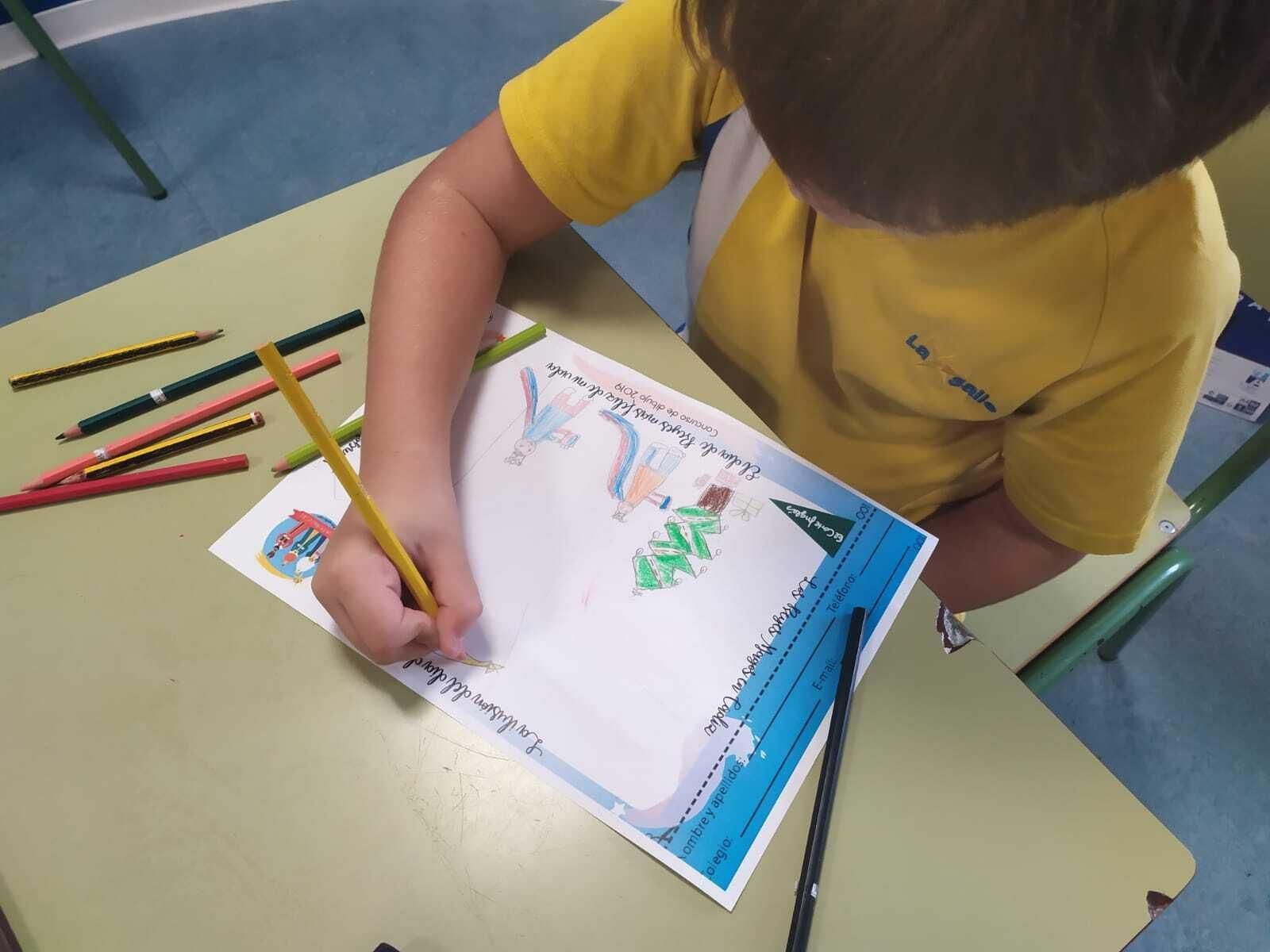 Un alumno de La Salle Mirandilla realizando un dibujo navideño.