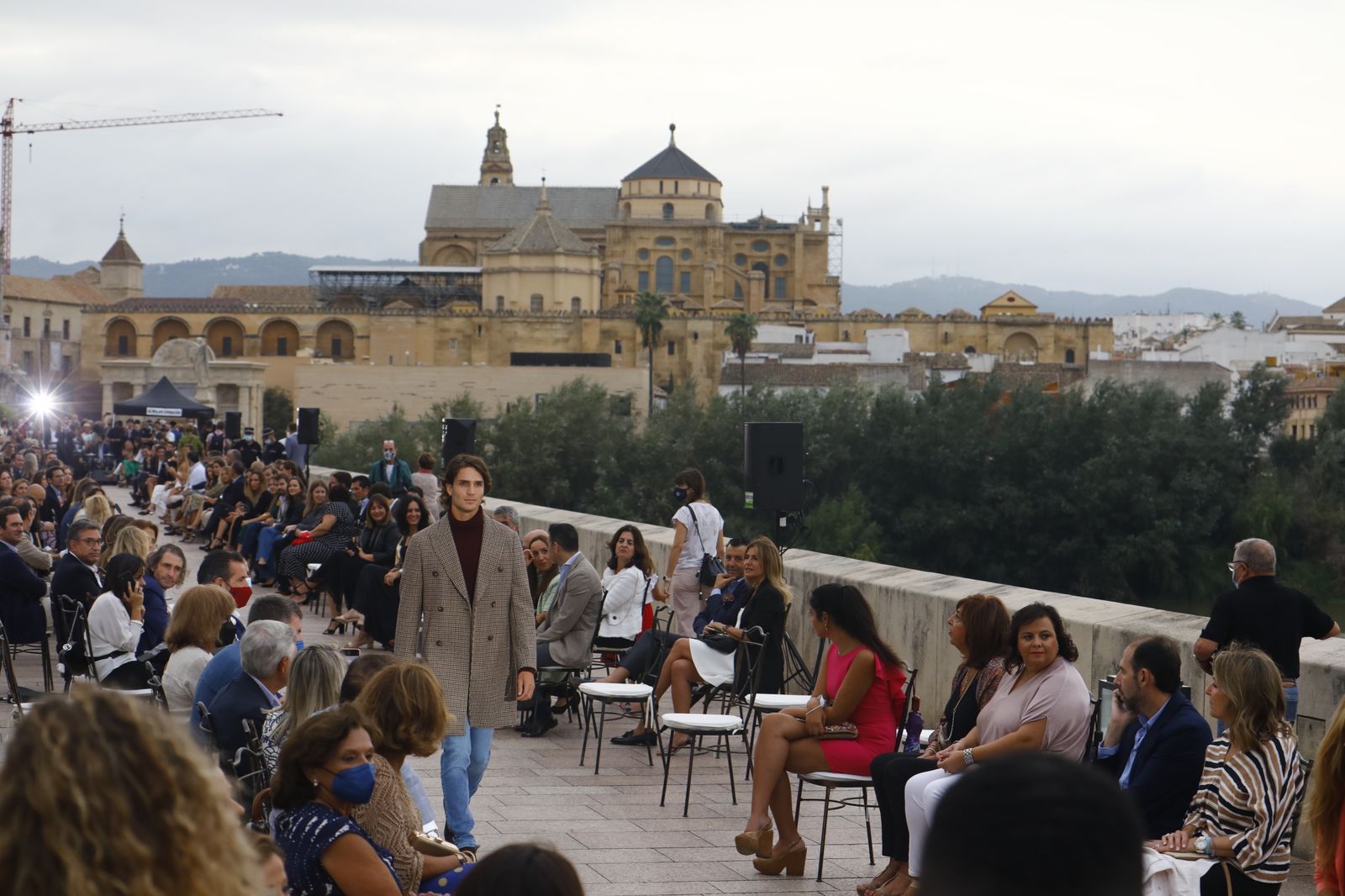 Un momento del desfile sobre el Puente Romano, con la Mezquita-Catedral al fondo.