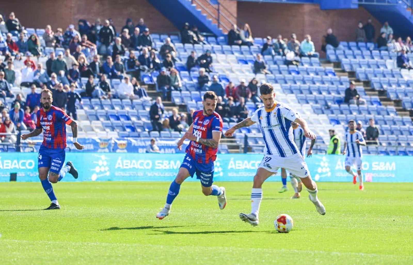 Mario da Costa se dispone a rematar.