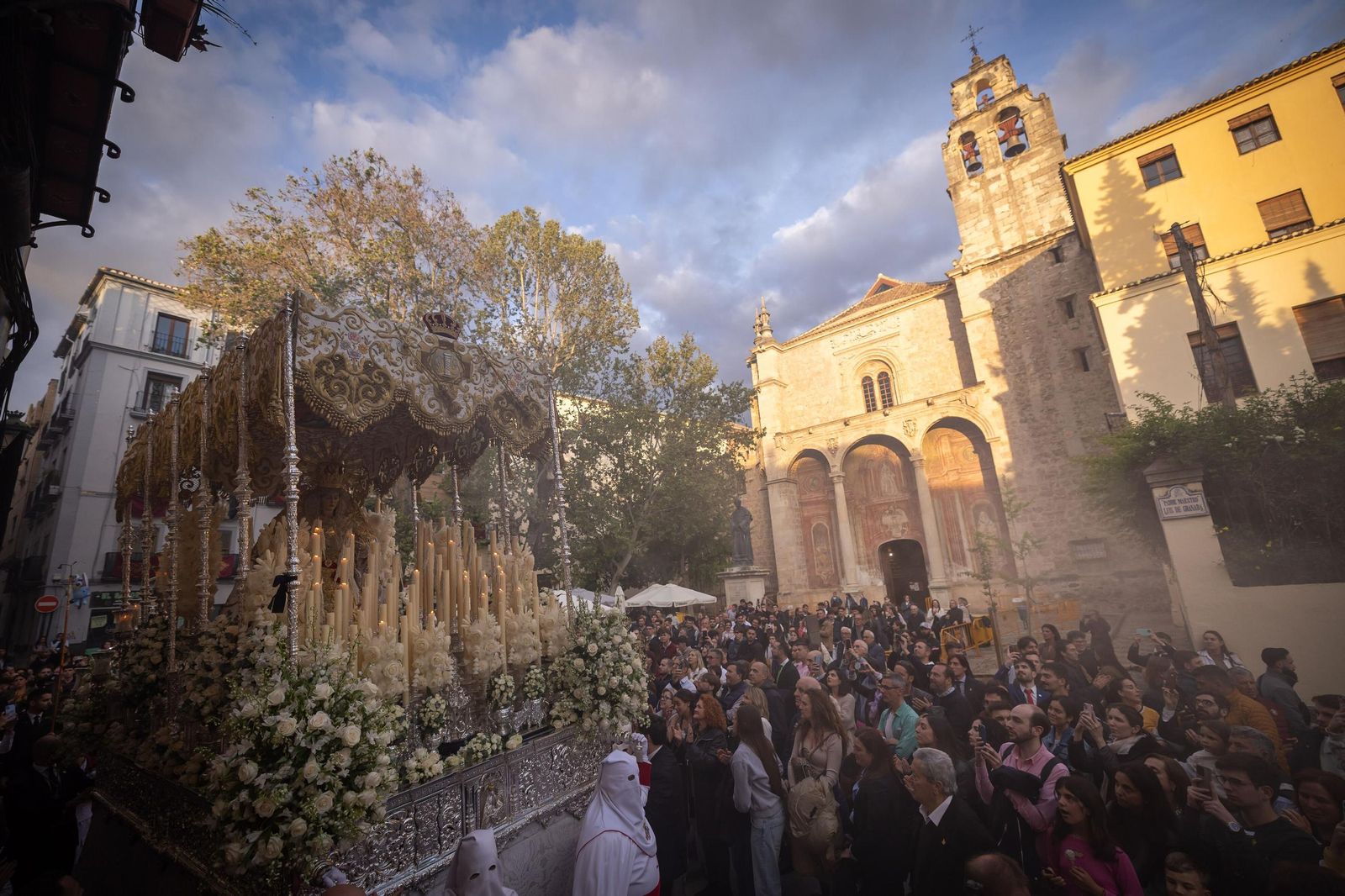 Las mejores fotos del nuevo recorrido por el Realejo de la procesión de la Aurora en el Jueves Santo de Granada