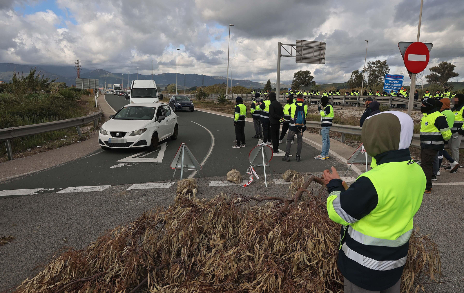 Imágenes del corte de la A7 por los huelguistas de Acerinox tras las negociaciones en el Consejo Andaluz de Relaciones Laborales