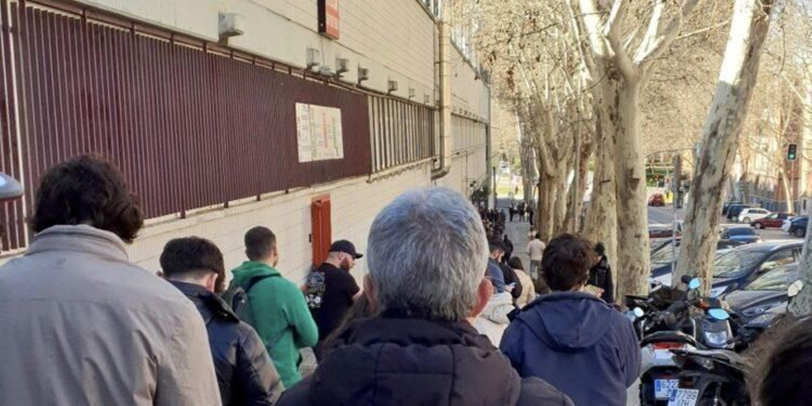 Los seguidores se agolpaban este jueves junto al estadio de Vallecas.