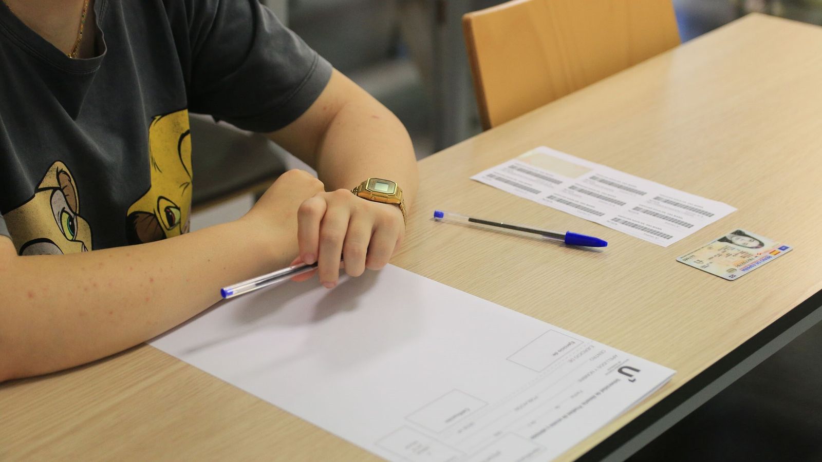 Un estudiante frente a uno de los exámenes de la PEvAU.