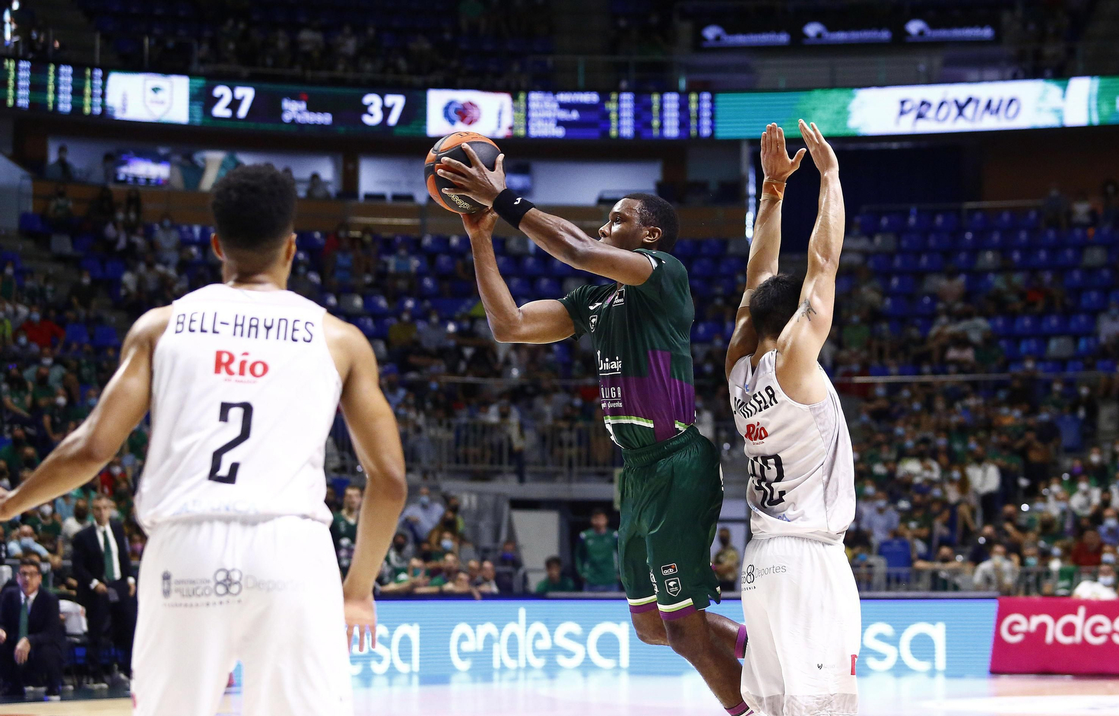 Norris Cole lanza a canasta en escorzo.