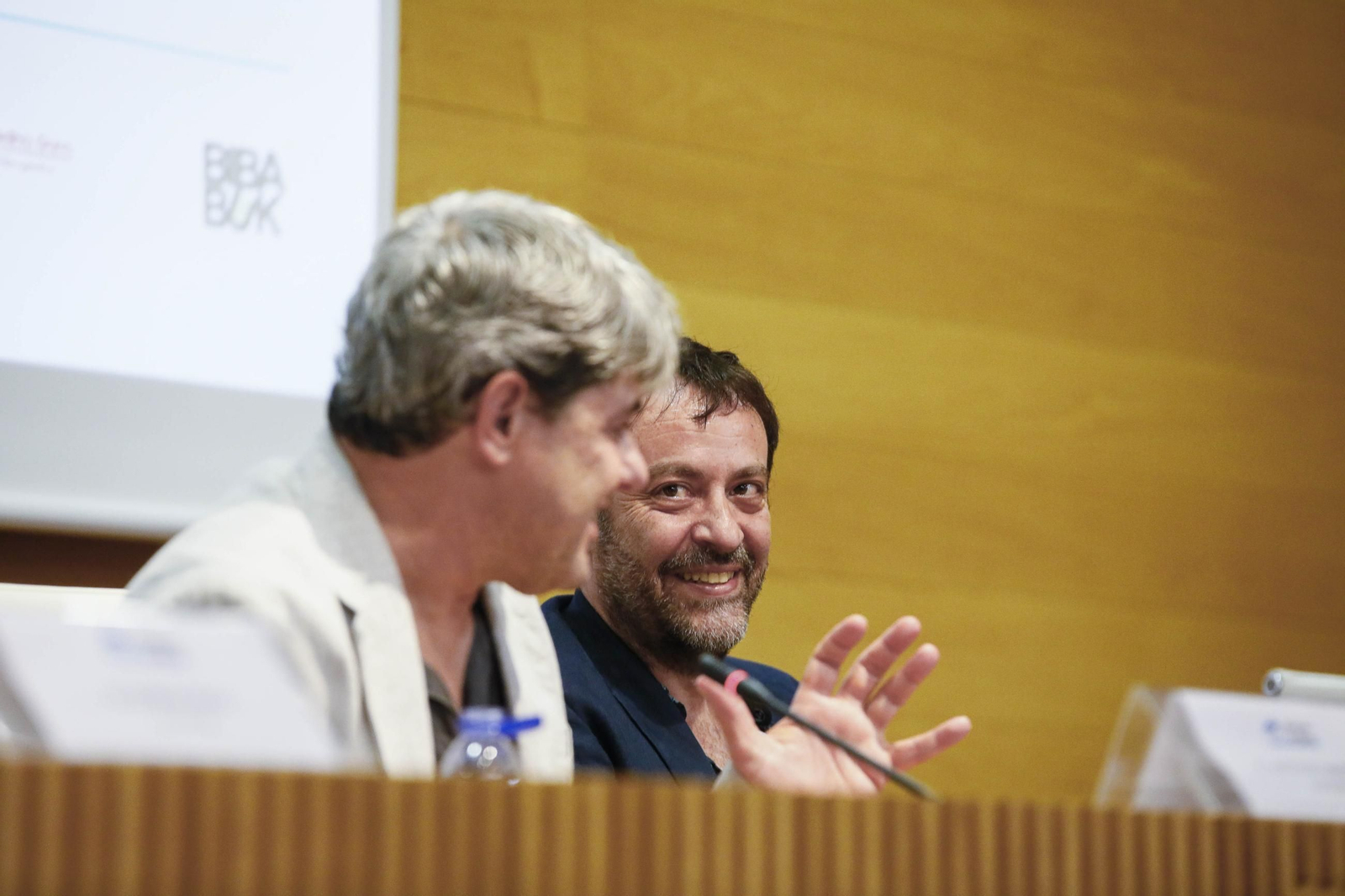 Carmen Mola presenta su libro "El clan" en la Casa de las mariposas de Almería, en imágenes