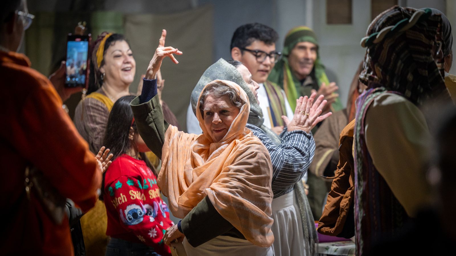 Una de las figurantes, bailando en el nacimiento instalado en la casa de hermandad del Rocío.