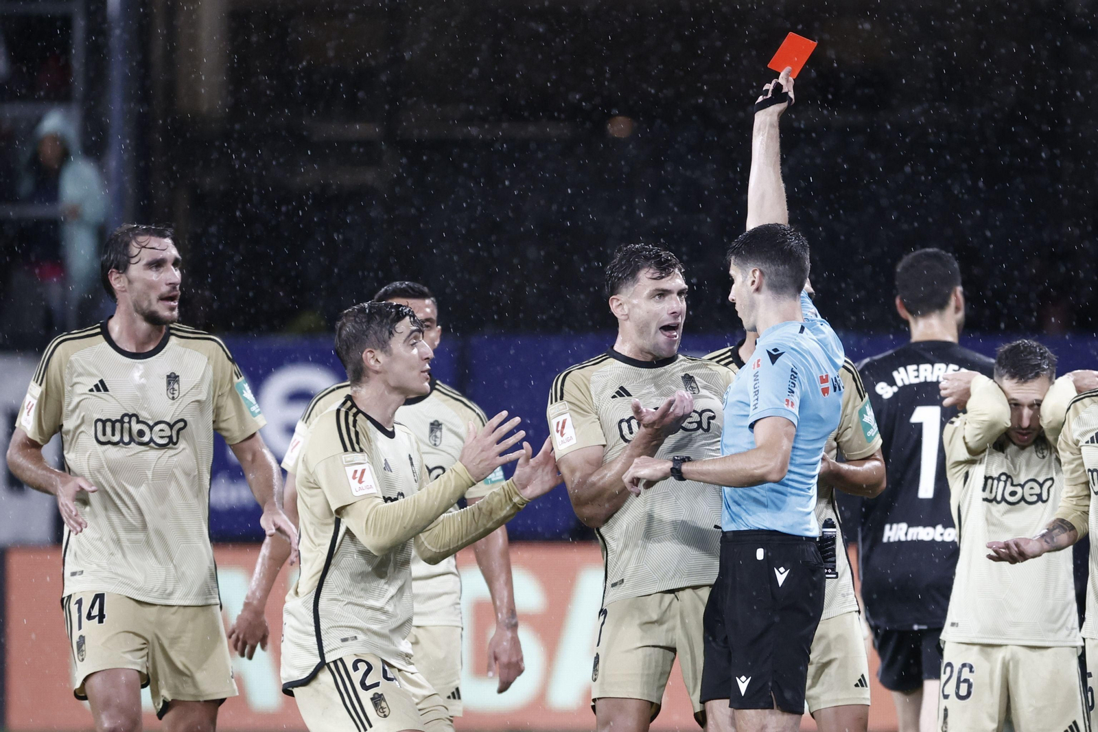 Busquets Ferrer muestra la cartulina a Lucas Boyé en Pamplona.