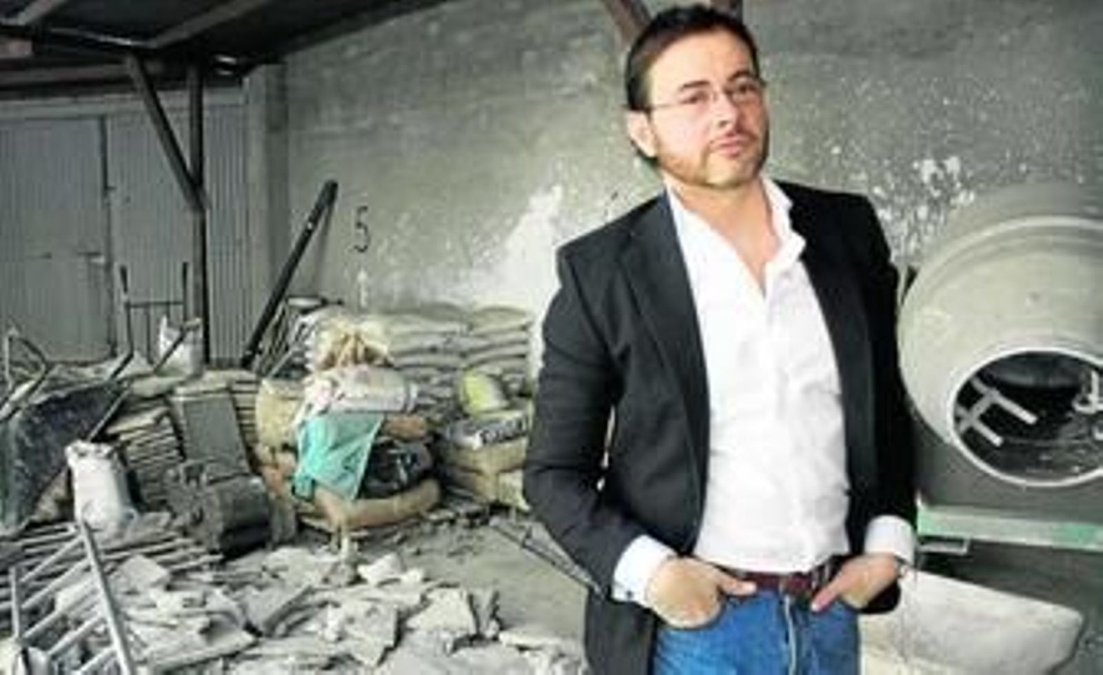 El poeta granadino Antonio Praena cierra esta tarde el ciclo del Palacio de los Patos con sus 'Actos de amor'.