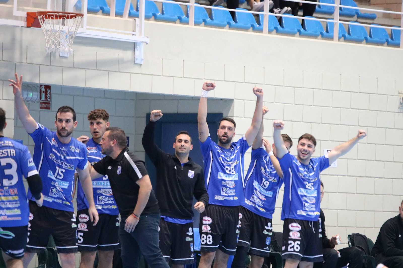 El banquillo azulino celebra el triunfo