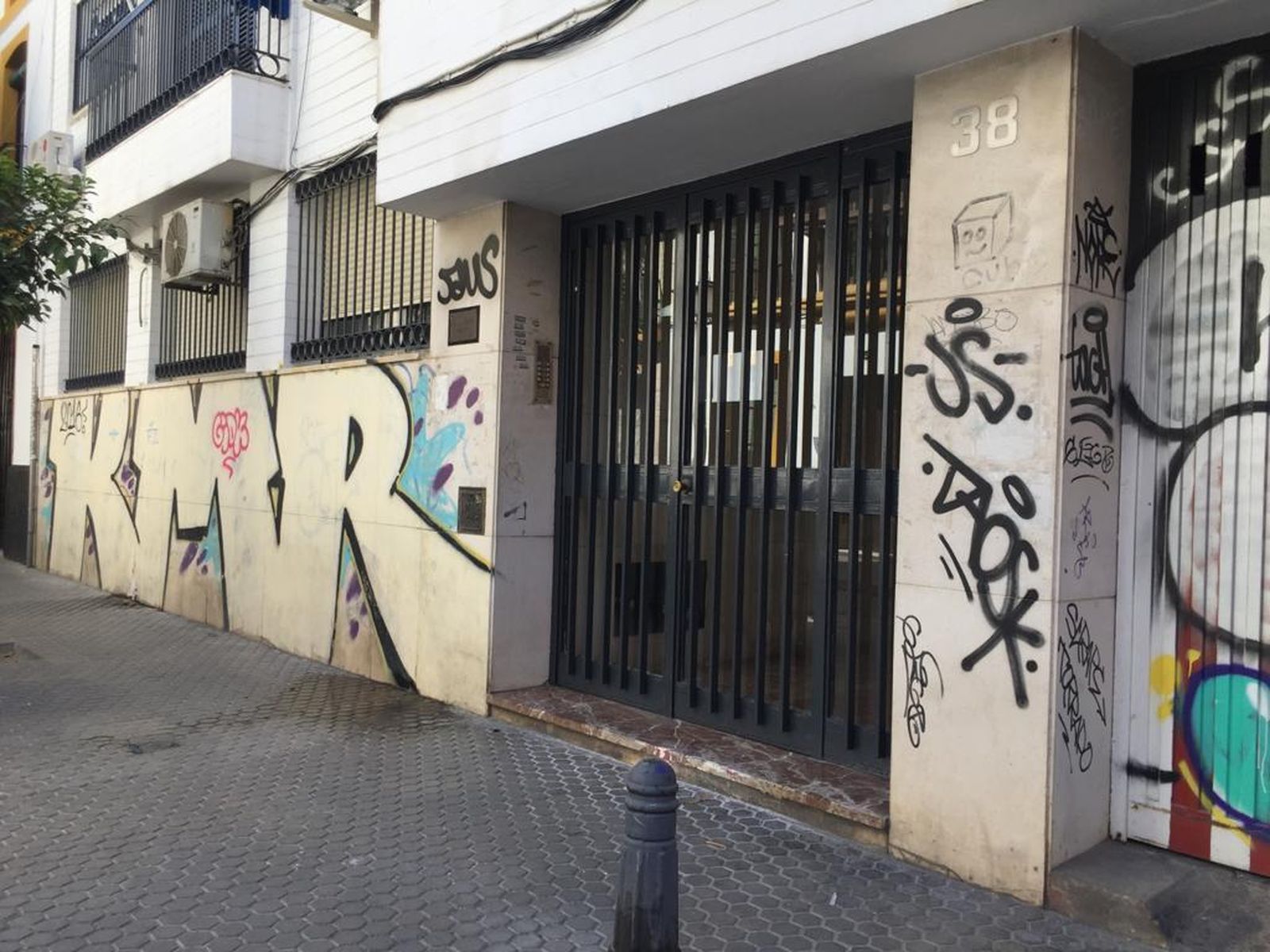 El PP denuncia la "degradación de un casco histórico, inundado de pintadas"