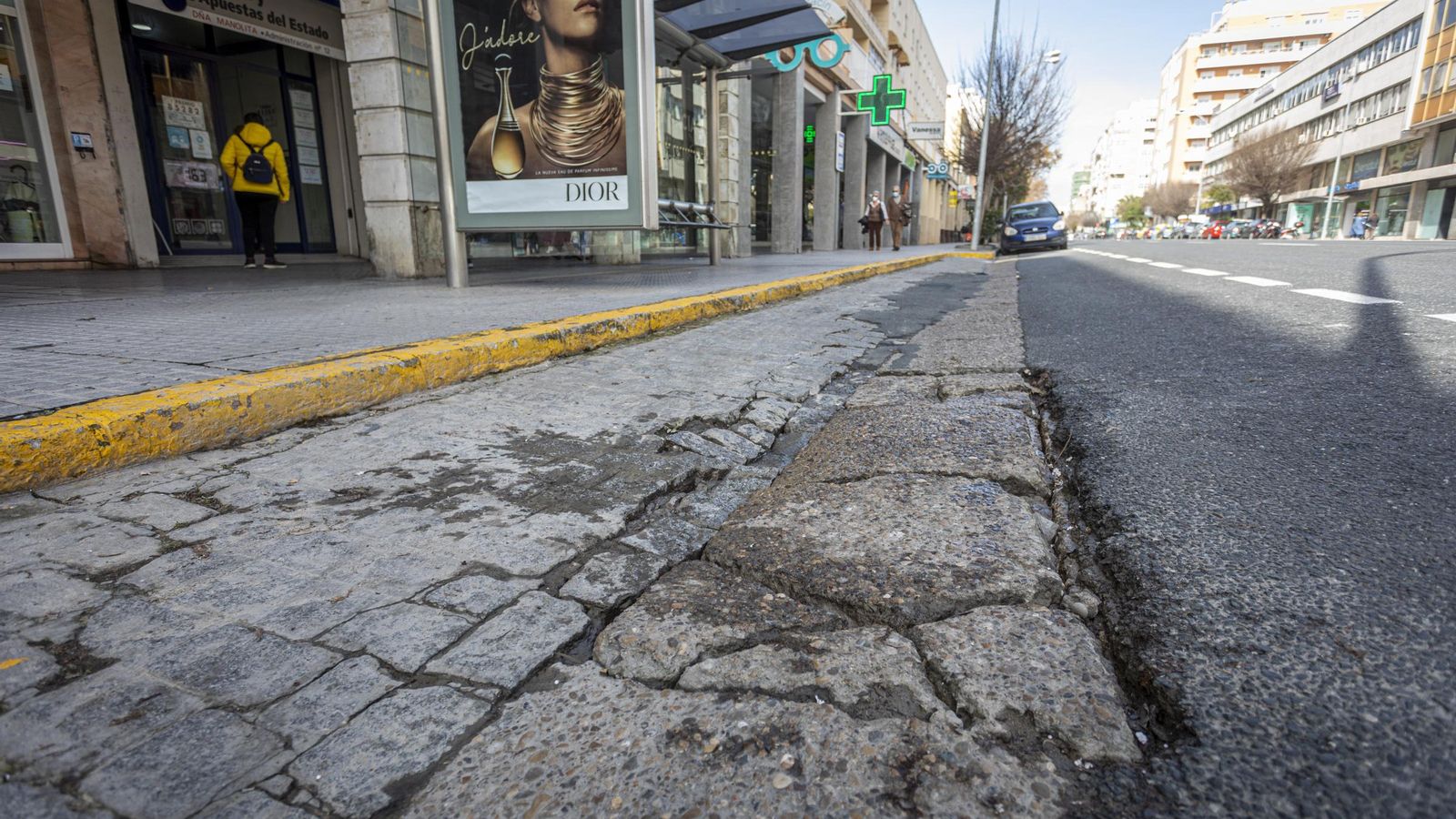 Parada de autobús en mal estado en la Avenida.
