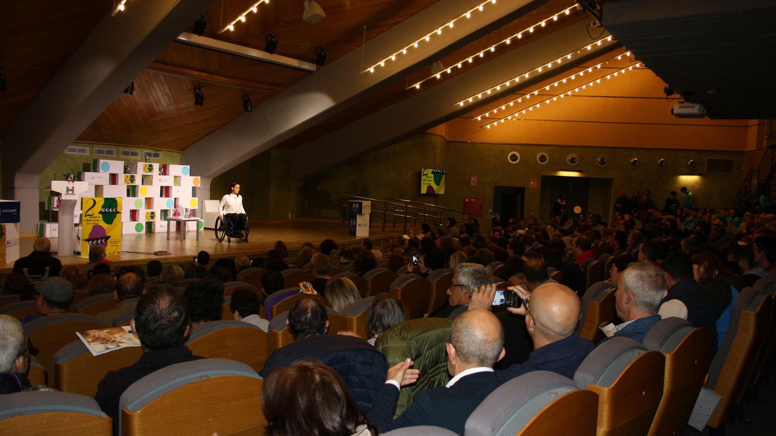 El Foro Iberoamericano estaba lleno para escuchar a la atleta paralímpica.