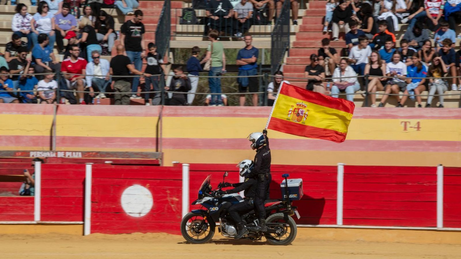 Exhibición policial en la Plaza de Toros de Motril