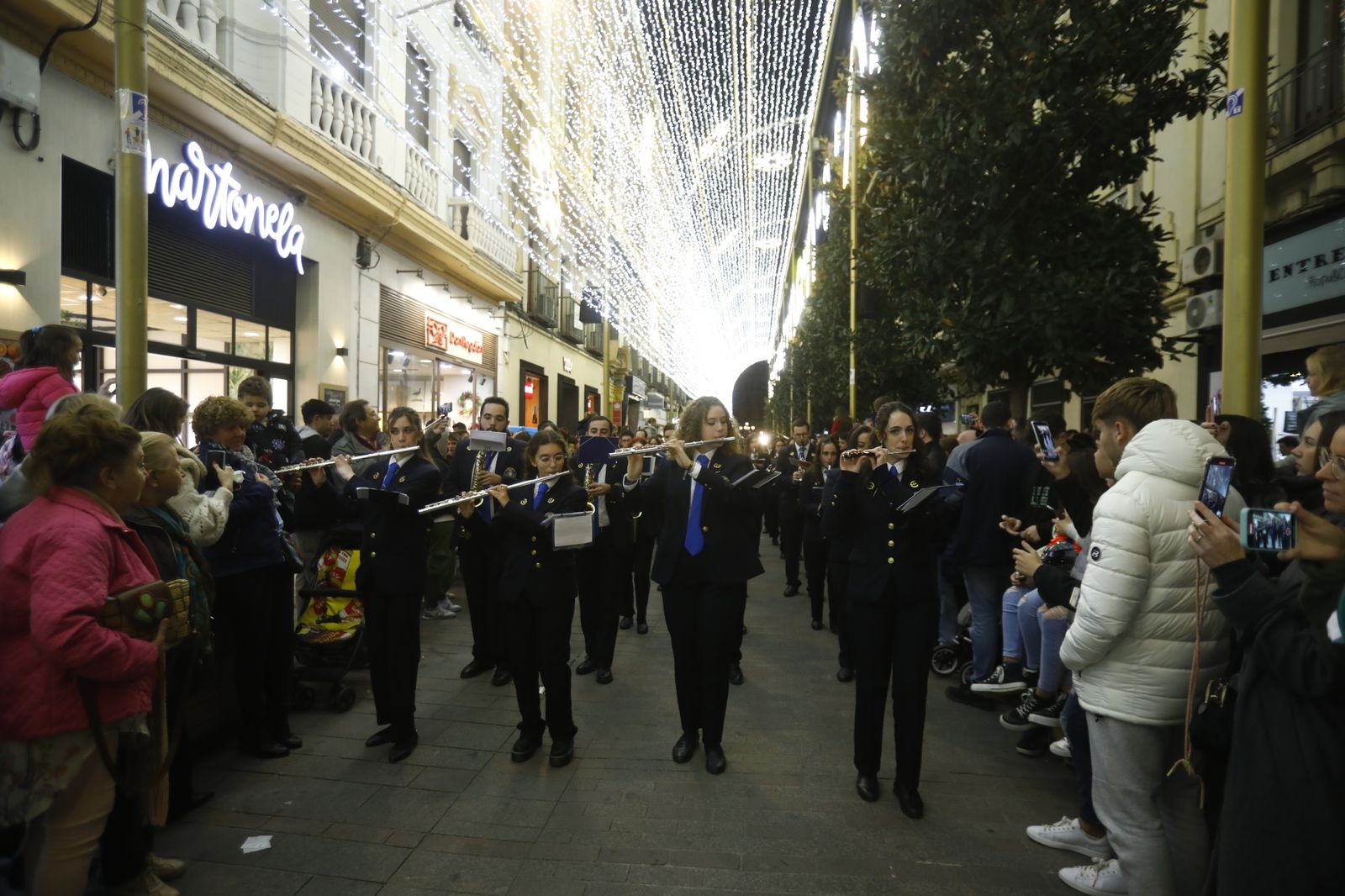 El encendido del espectáculo navideño de la calle Cruz Conde de Córdoba, en imágenes