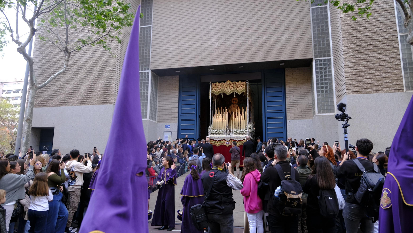 Pasión vuelve a su Iglesia de Santa Teresa azotada por la lluvia