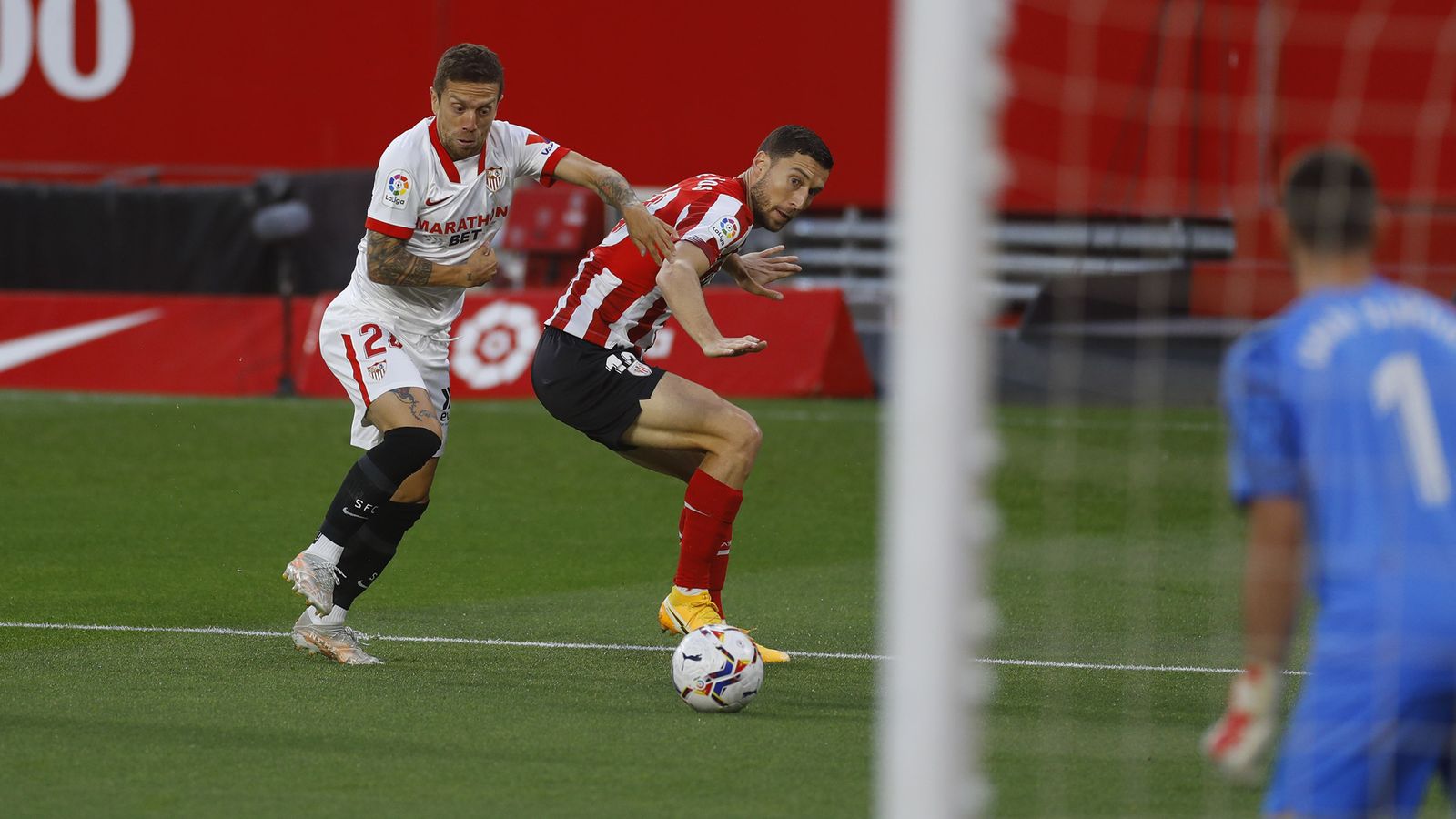 Papu Gómez intenta superar al lateral De Marcos.