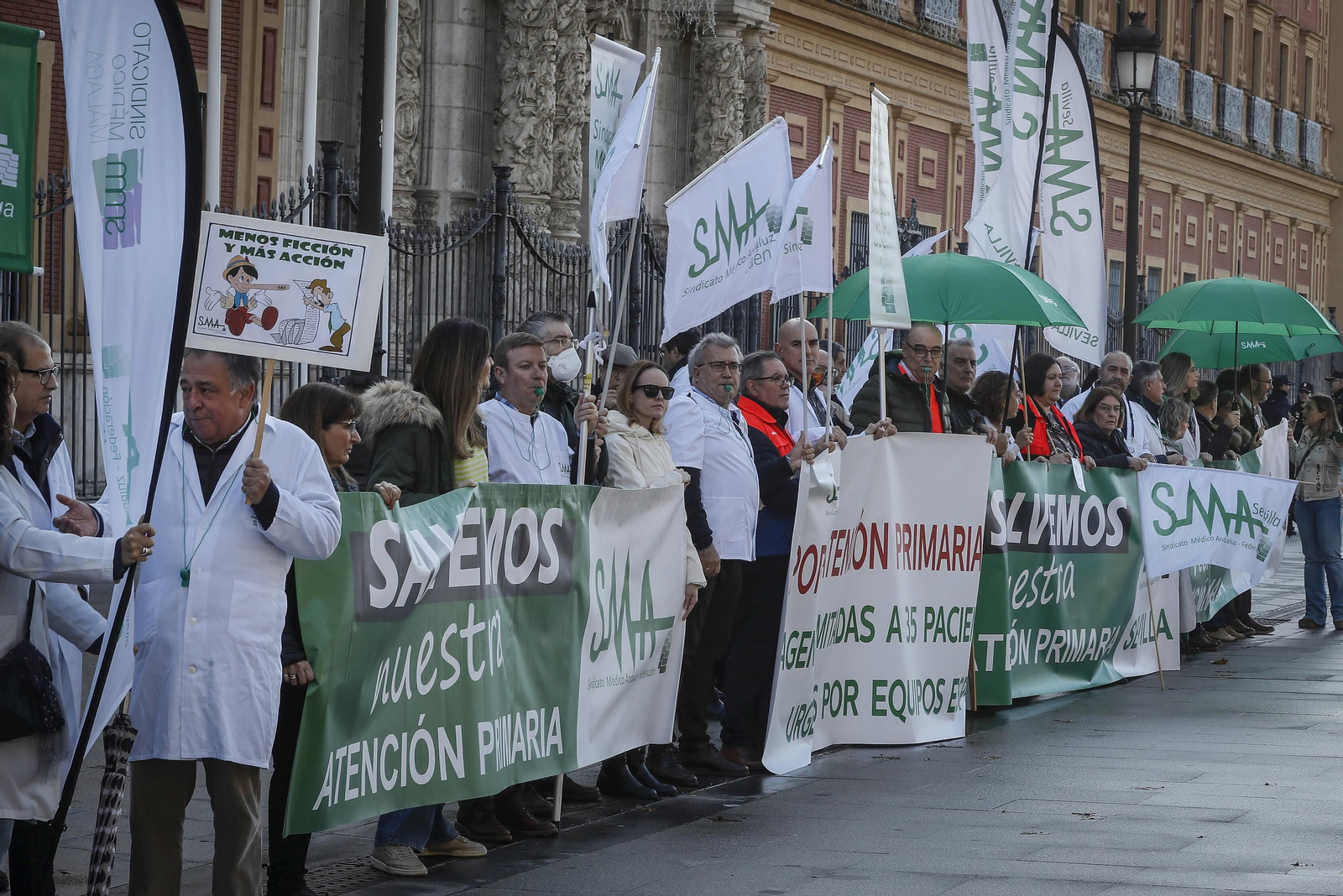 Protestas de los sanitarios frente al Palacio de San Telmo.