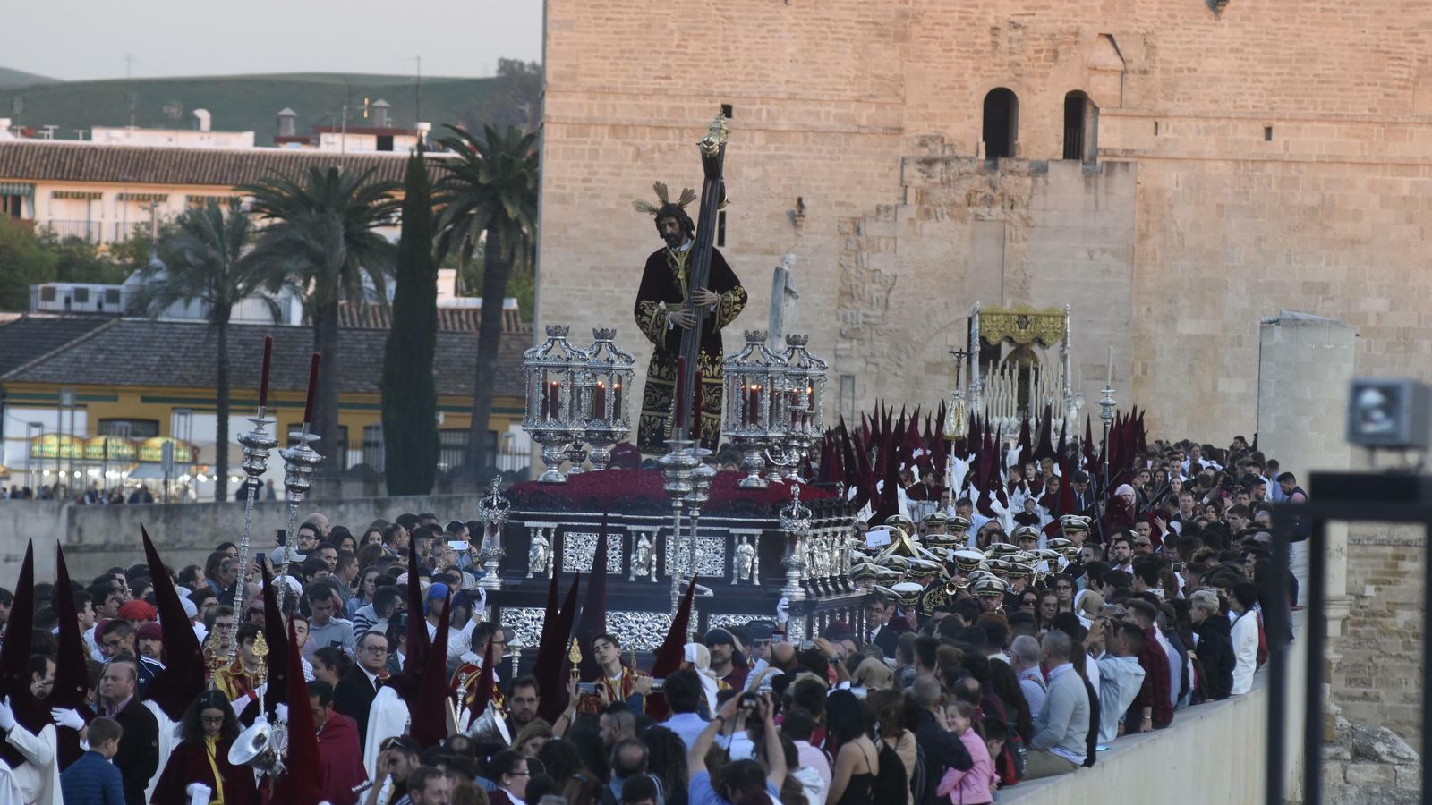 El Señor de los Reyes y la Virgen del Dulce Nombres, por el Puente Romano.