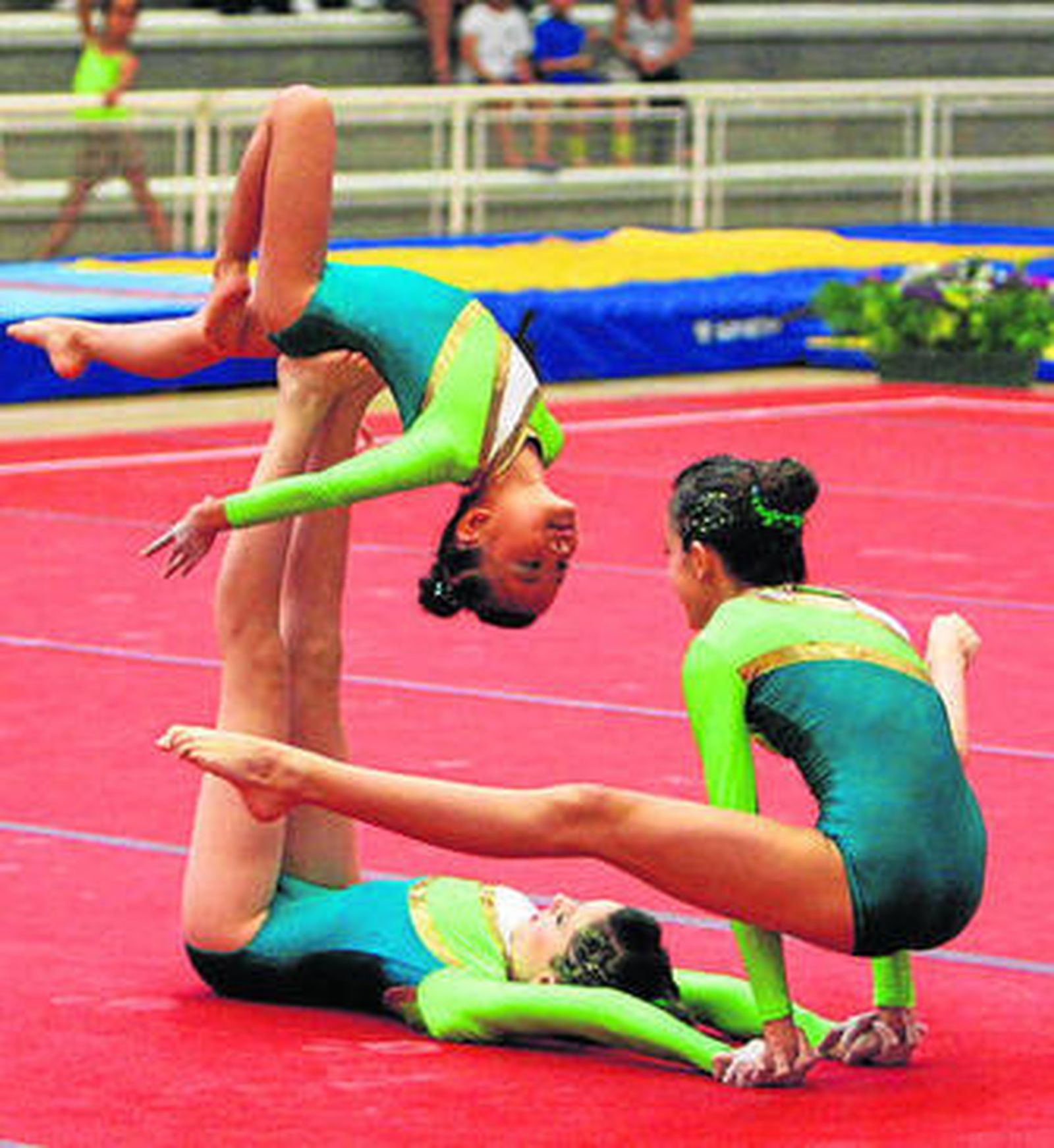 Jóvenes componentes del club Acróbatos en pleno ejercicio.