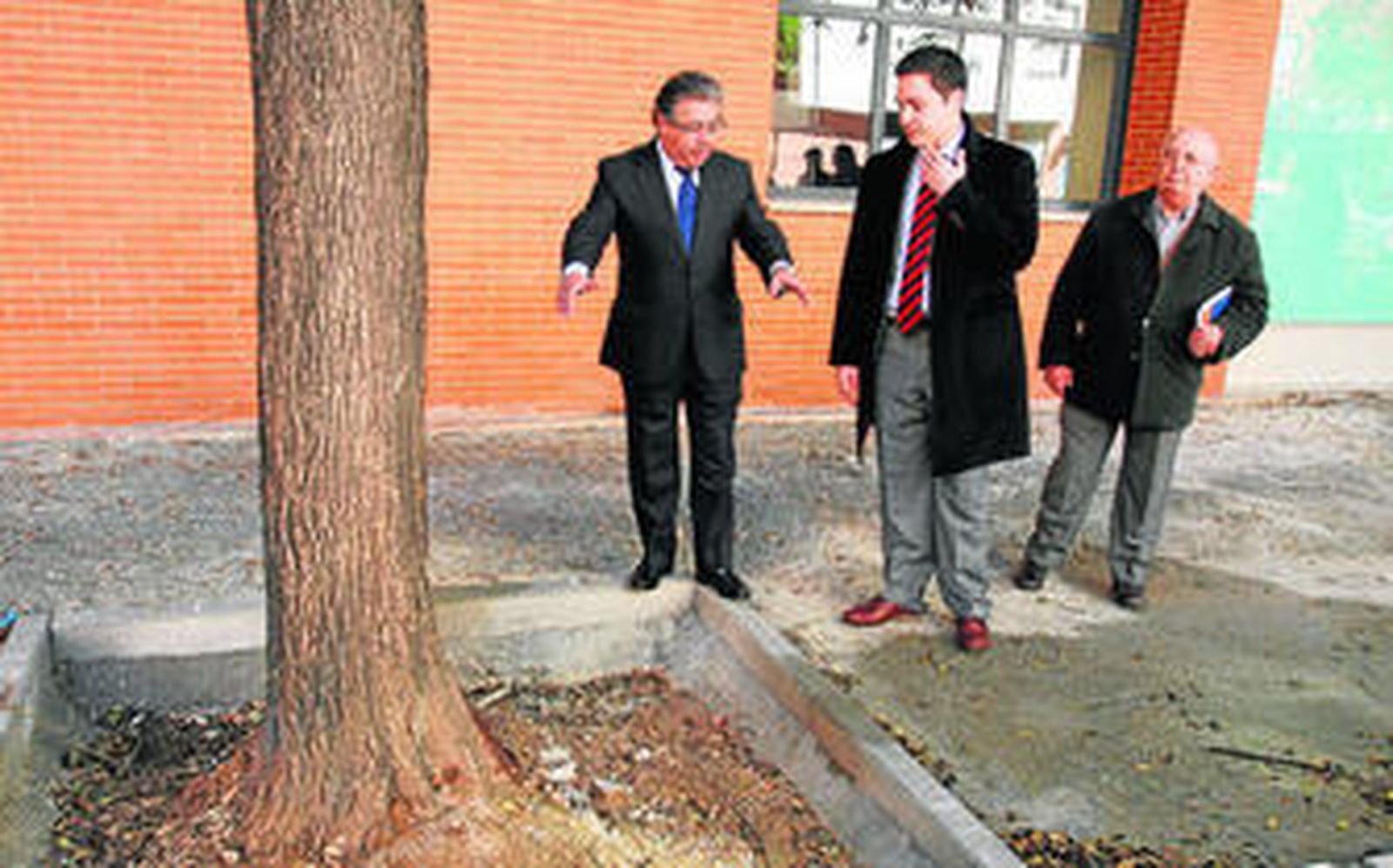 El alcalde, Juan Ignacio Zoido, ayer durante su visita a las obras de Ramón Carande.