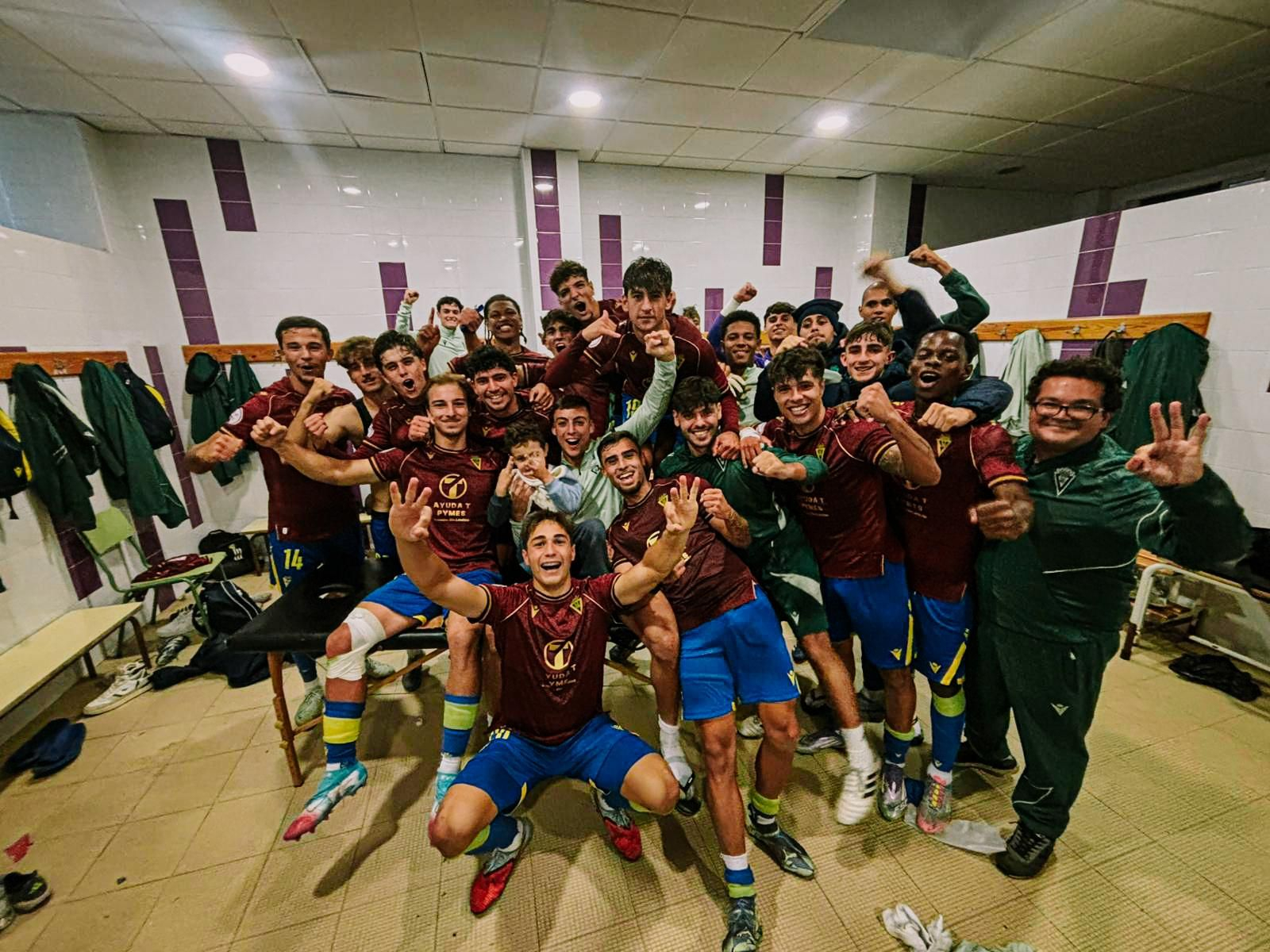 Los jugadores del Cádiz Mirandilla celebran el triunfo en el vestuario.